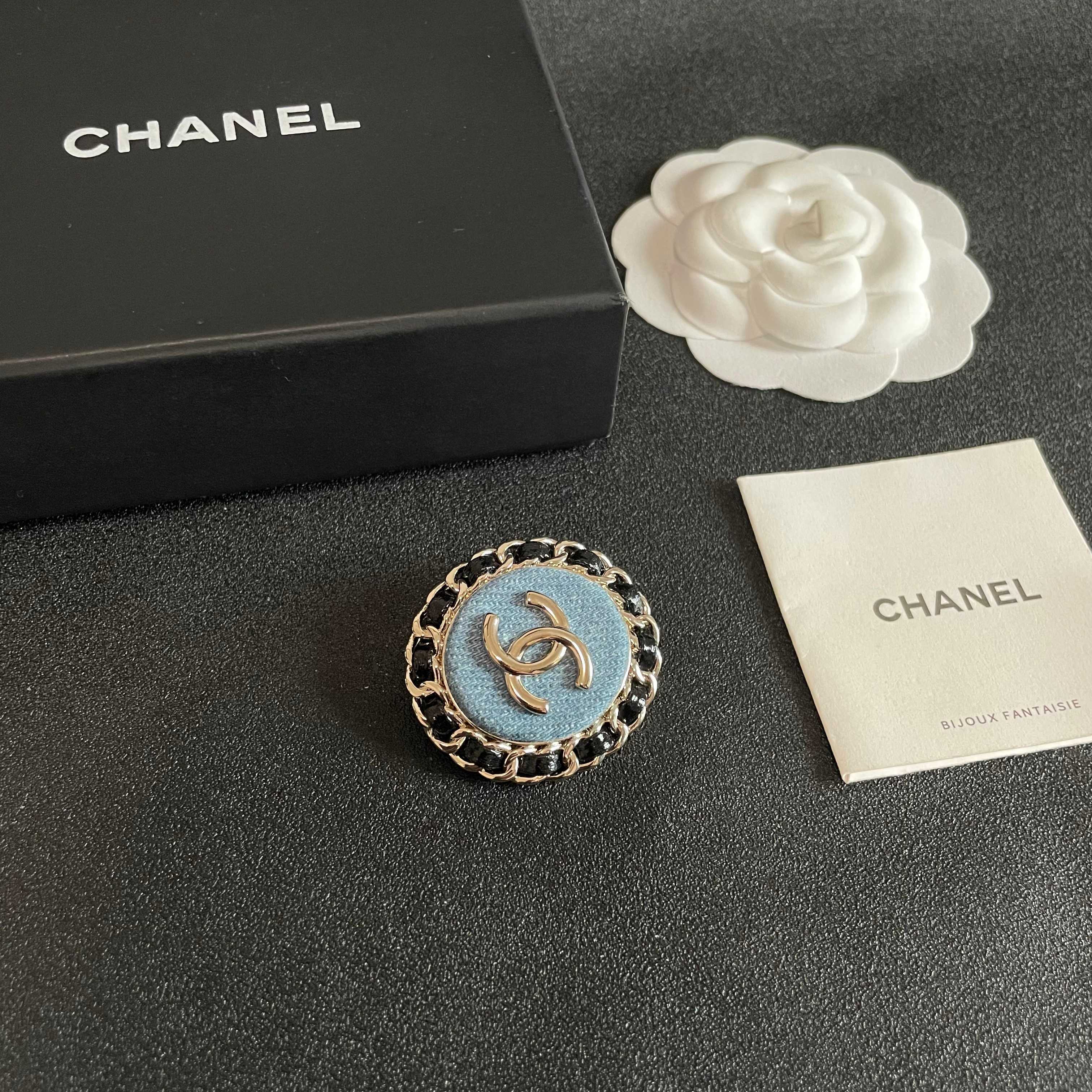 CHANEL🇫🇷小香 专柜新款同步上新香奈儿胸针，是最懂女人的饰物。那些倾注了全部心血去做自己的女人，往