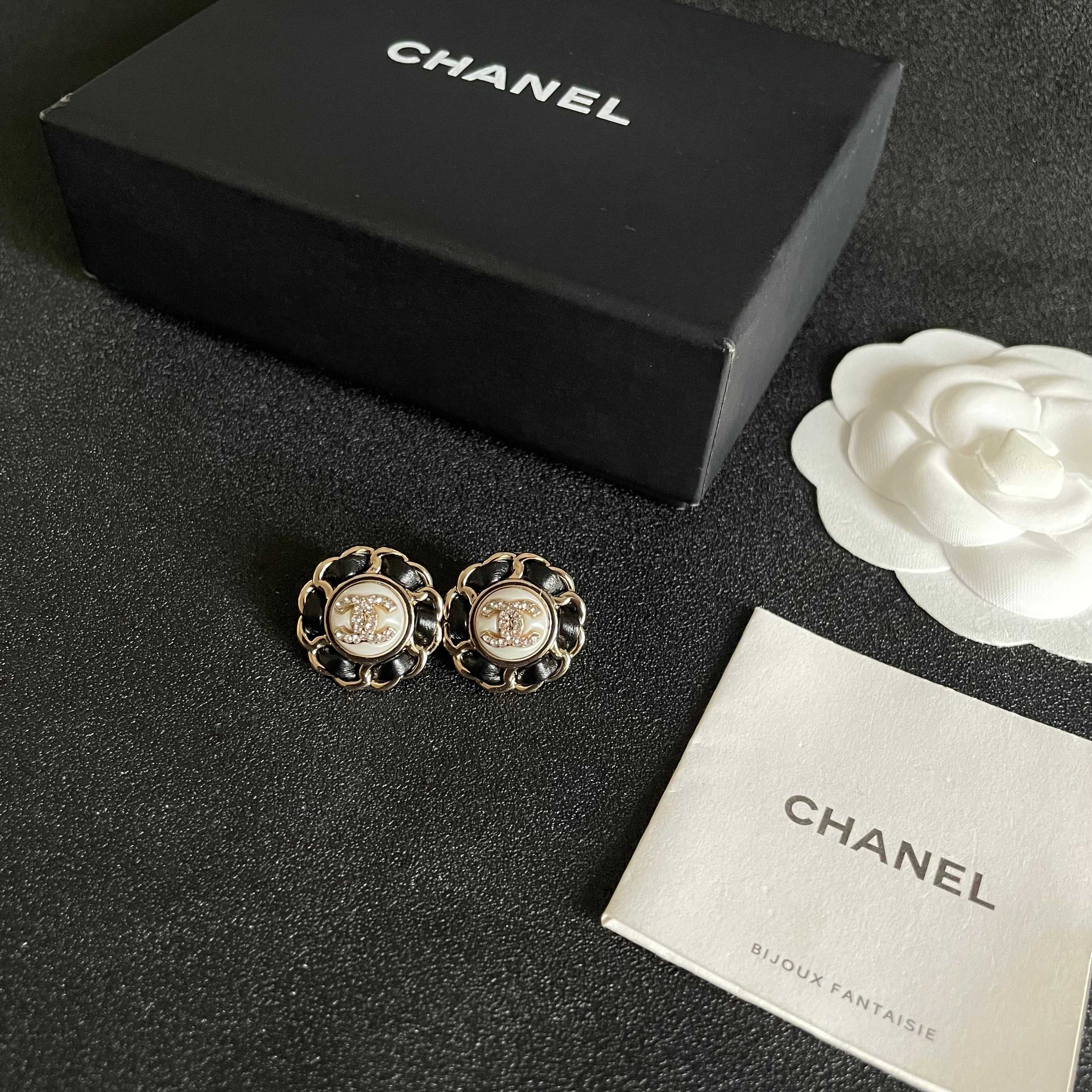 Chanel香奈儿 中古 双C耳钉👀小香家的款式真心无需多介绍😘🎶每一款都超好看，精致大方，非常显气质