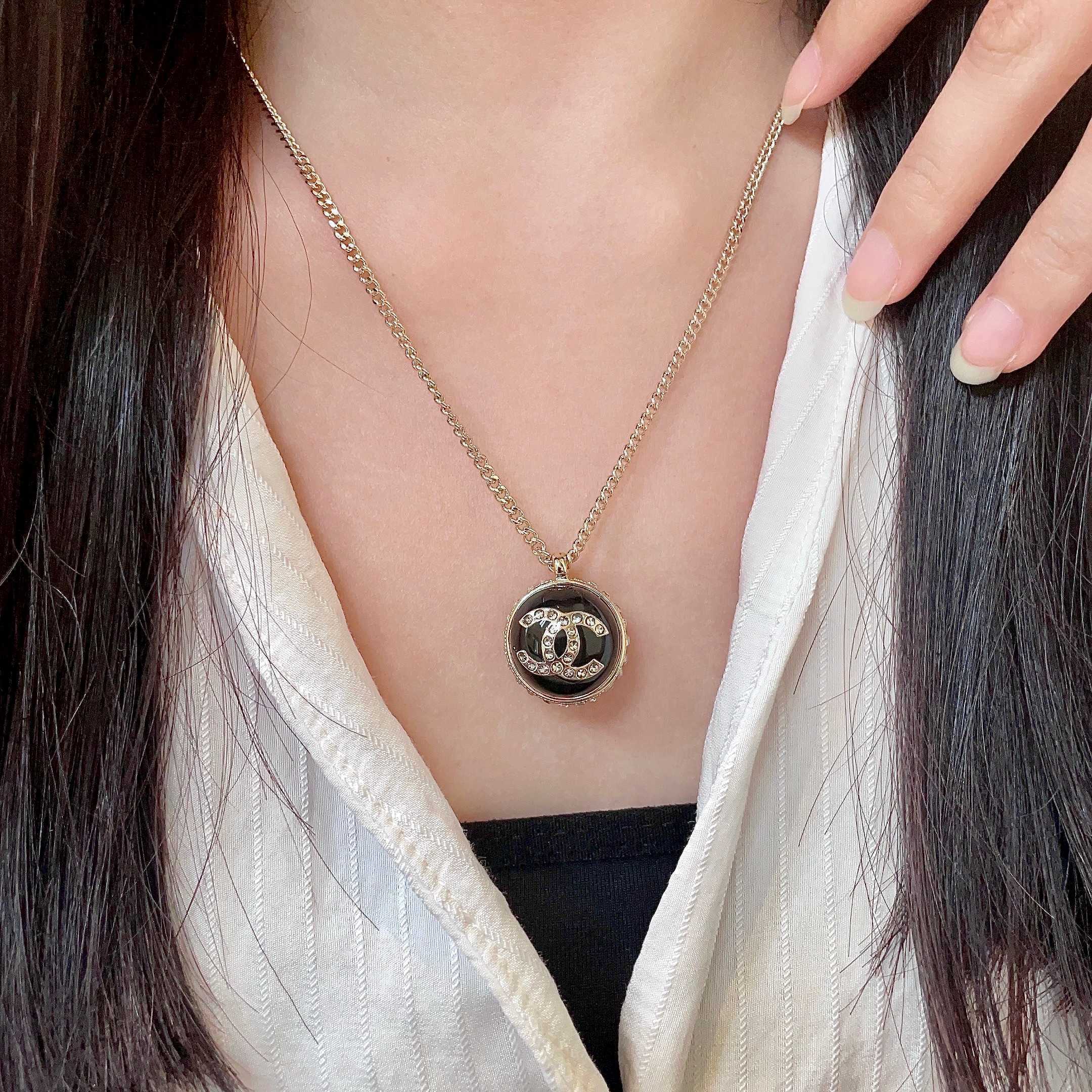 Chanel香奈儿 中古 字母项链👀小香家的款式真心无需多介绍😘🎶每一款都超好看，精致大方，非常显气质