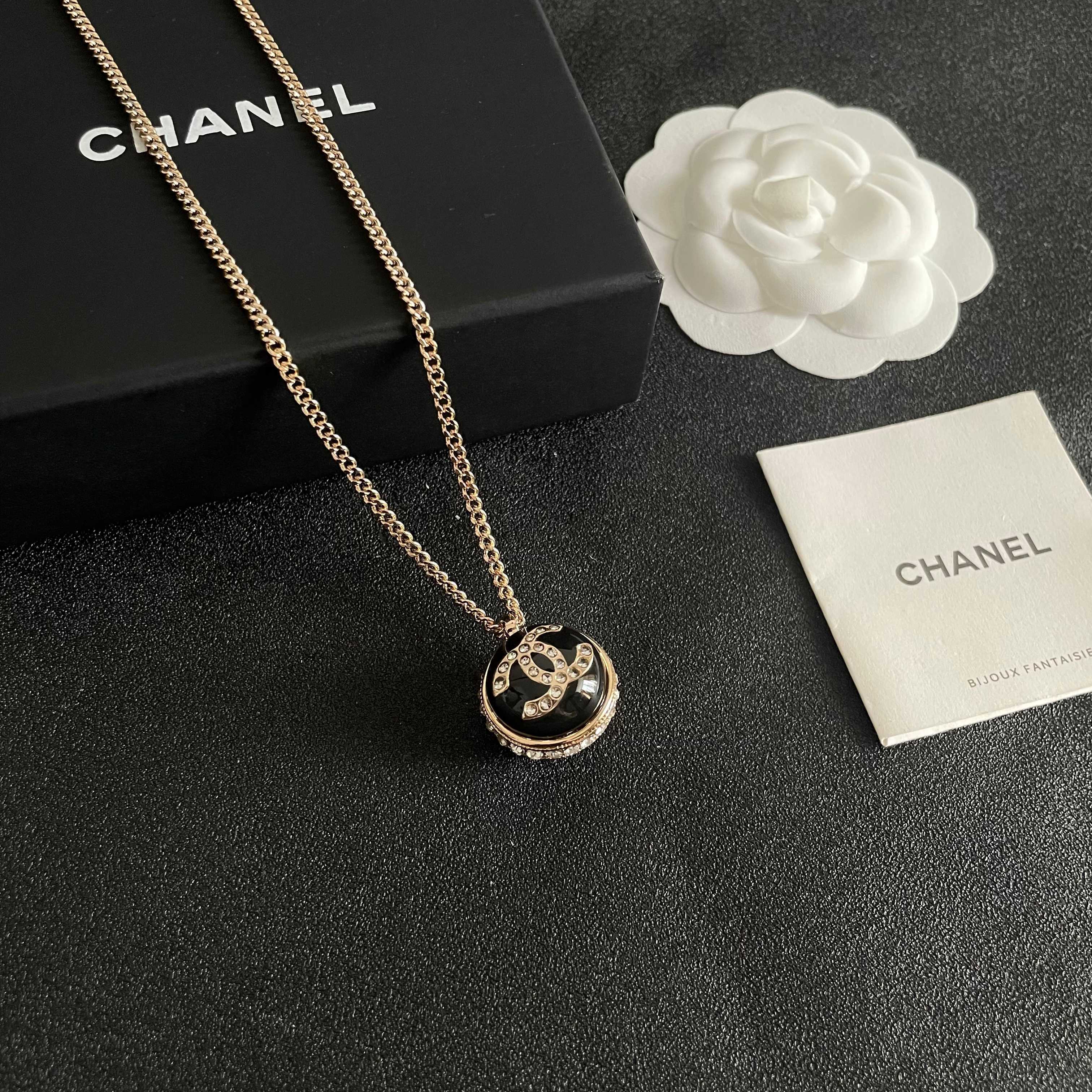 Chanel香奈儿 中古 字母项链👀小香家的款式真心无需多介绍😘🎶每一款都超好看，精致大方，非常显气质