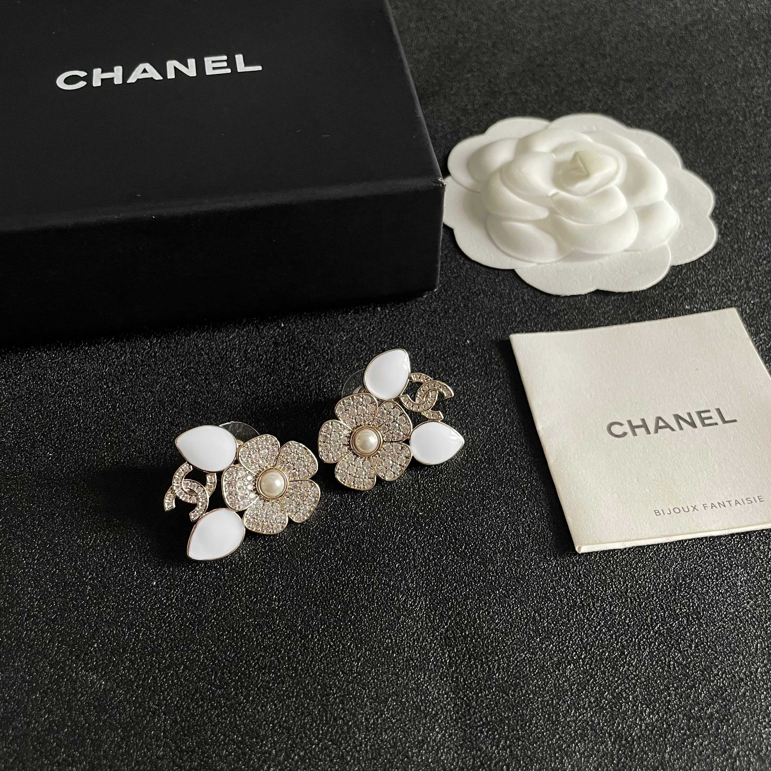 Chanel香奈儿 中古 耳钉👀小香家的款式真心无需多介绍😘🎶每一款都超好看，精致大方，非常显气质