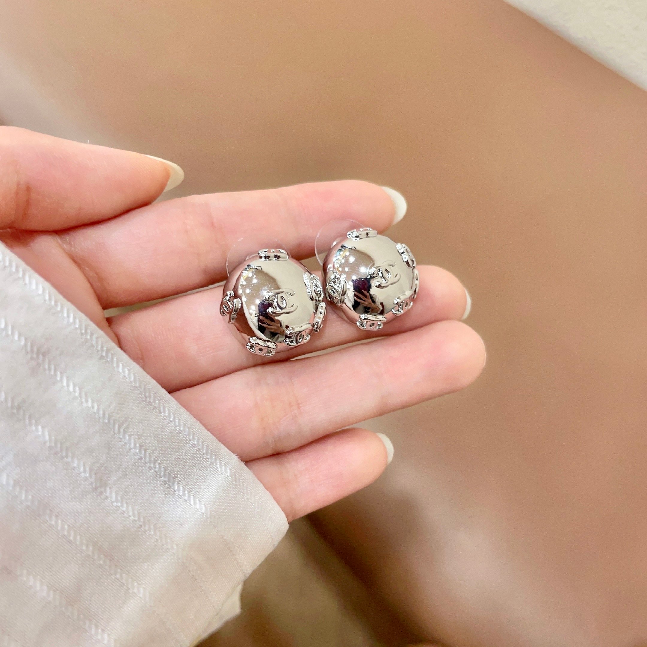 Chanel香奈儿 中古 耳钉👀小香家的款式真心无需多介绍😘🎶每一款都超好看，精致大方，非常显气质