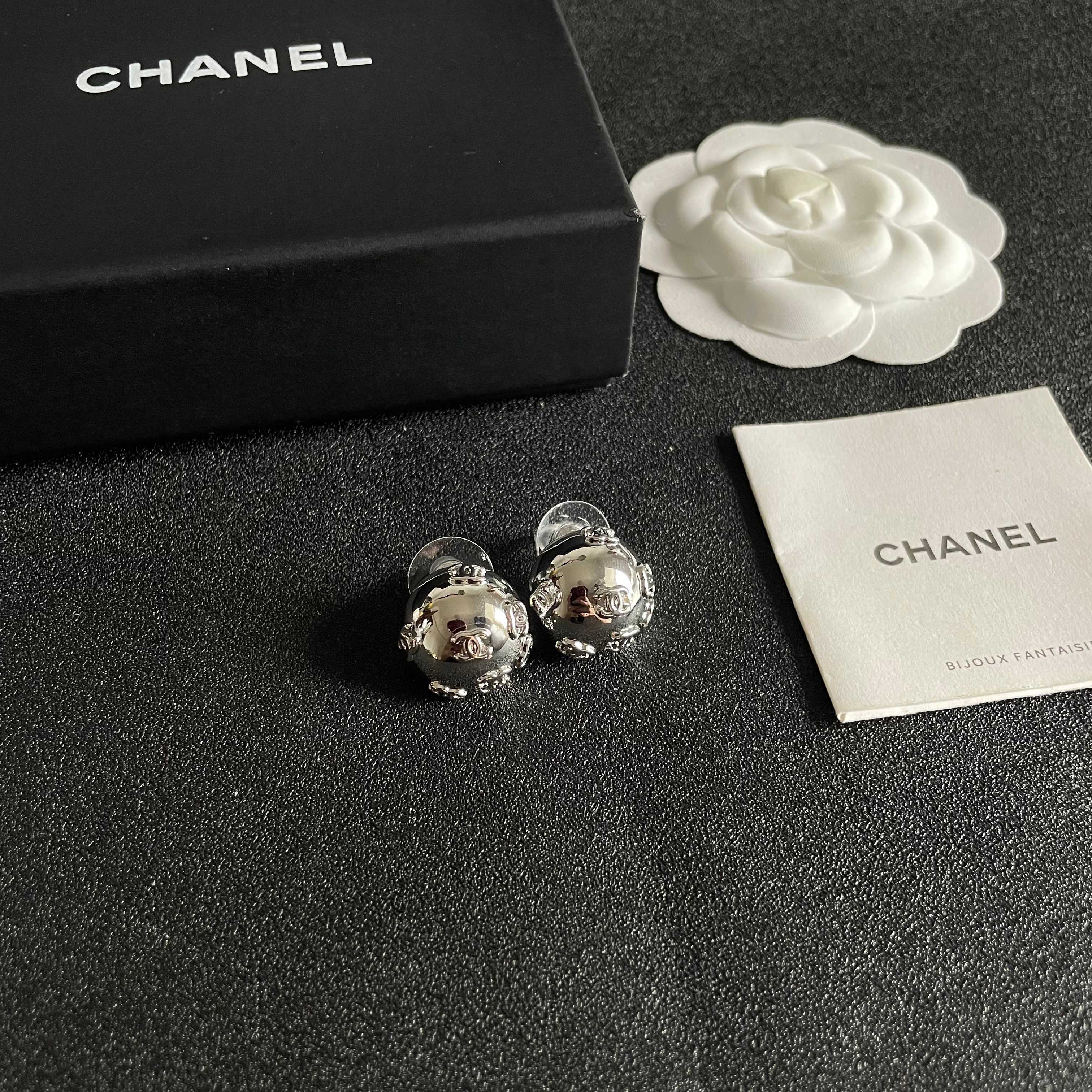 Chanel香奈儿 中古 耳钉👀小香家的款式真心无需多介绍😘🎶每一款都超好看，精致大方，非常显气质