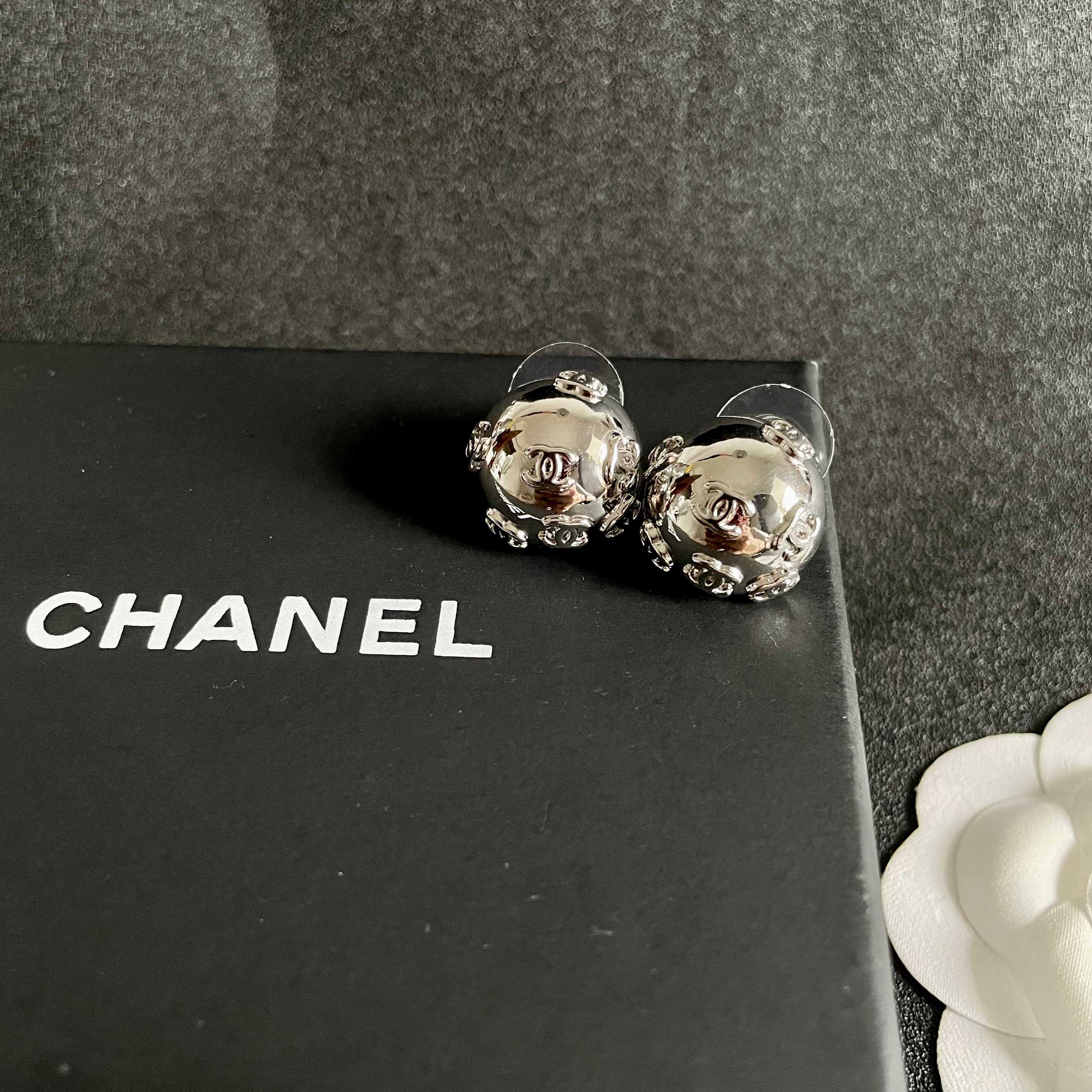 Chanel香奈儿 中古 耳钉👀小香家的款式真心无需多介绍😘🎶每一款都超好看，精致大方，非常显气质
