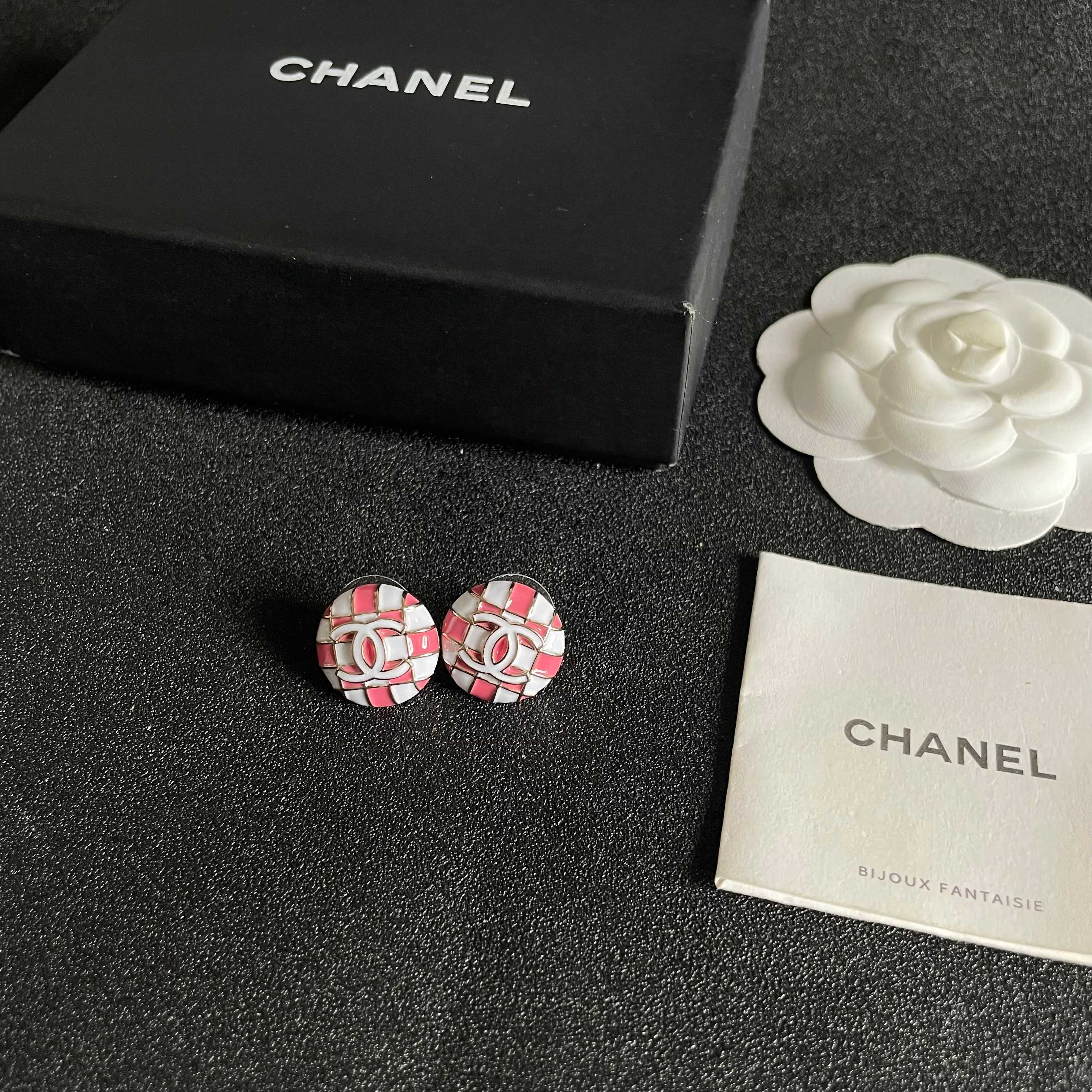 Chanel香奈儿 中古 耳钉👀小香家的款式真心无需多介绍😘🎶每一款都超好看，精致大方，非常显气质