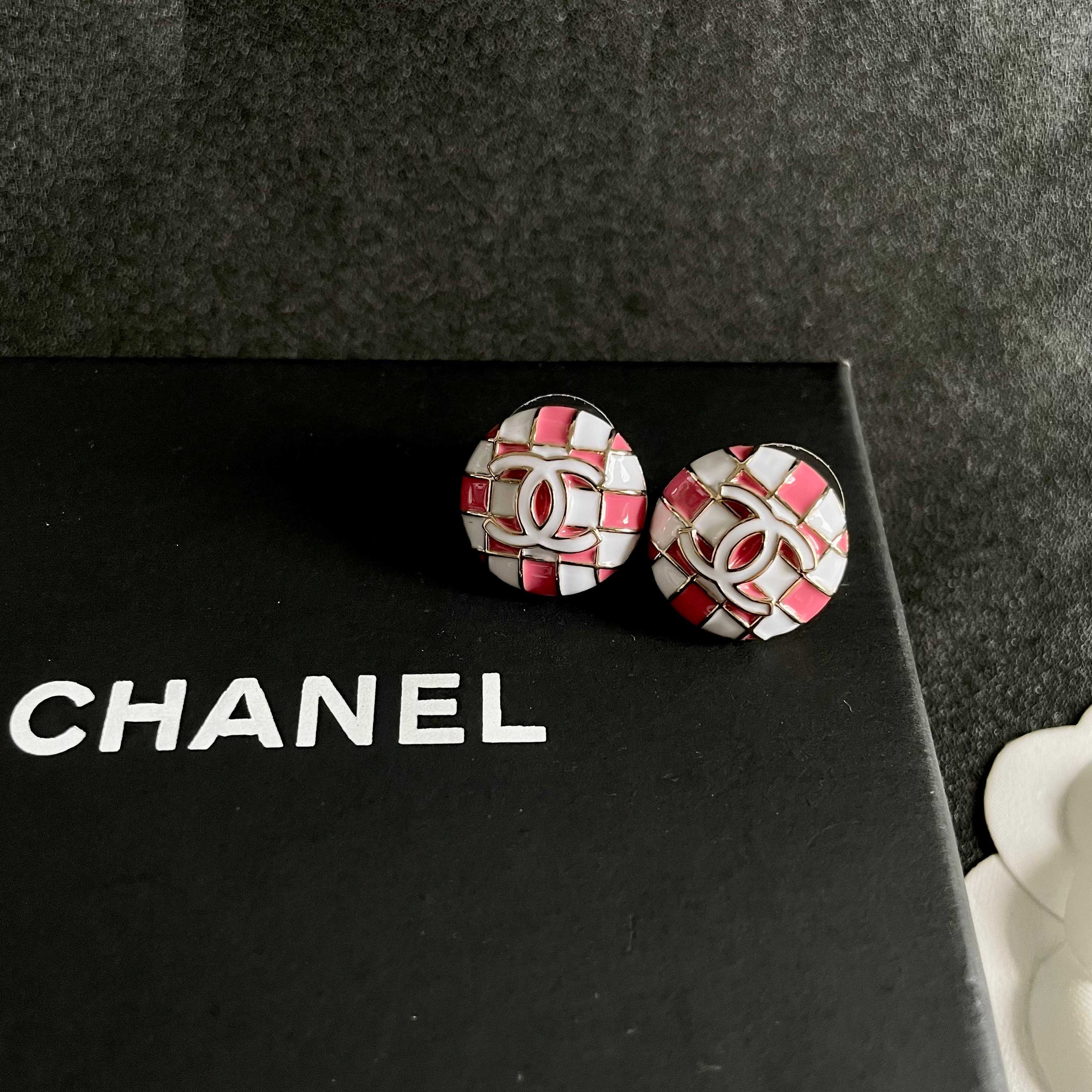Chanel香奈儿 中古 耳钉👀小香家的款式真心无需多介绍😘🎶每一款都超好看，精致大方，非常显气质