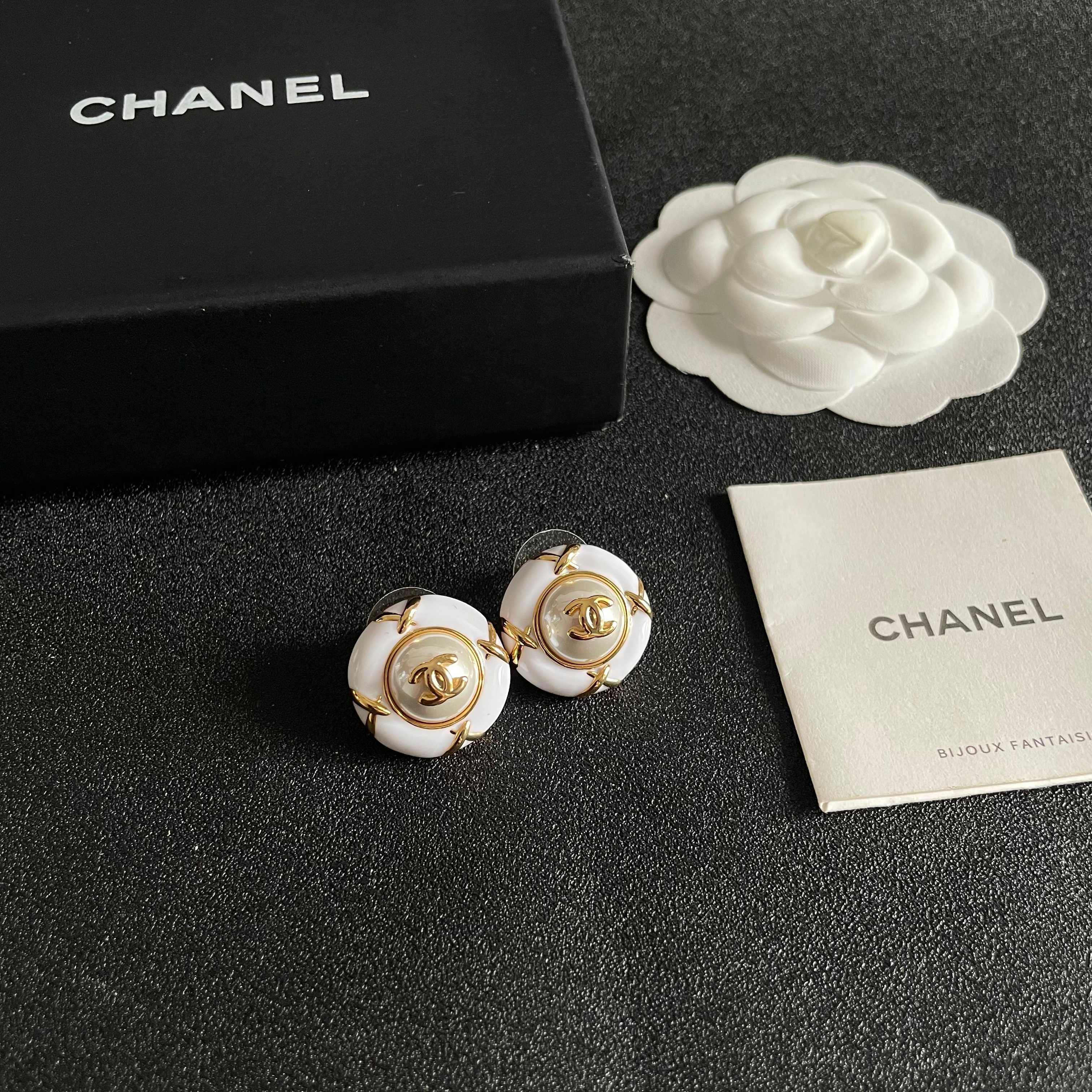 Chanel香奈儿 中古 耳钉👀小香家的款式真心无需多介绍😘🎶每一款都超好看，精致大方，非常显气质