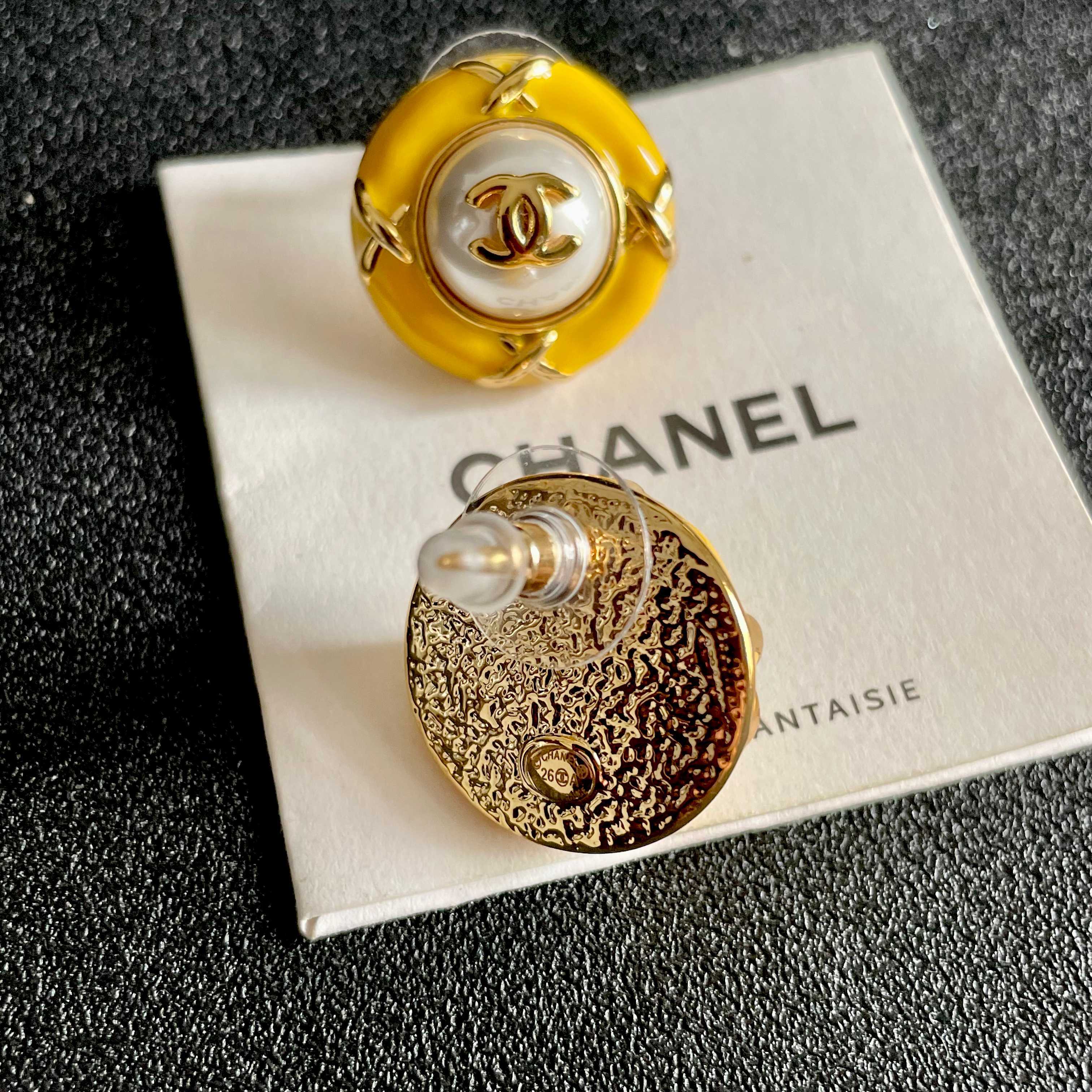 Chanel香奈儿 中古 耳钉👀小香家的款式真心无需多介绍😘🎶每一款都超好看，精致大方，非常显气质