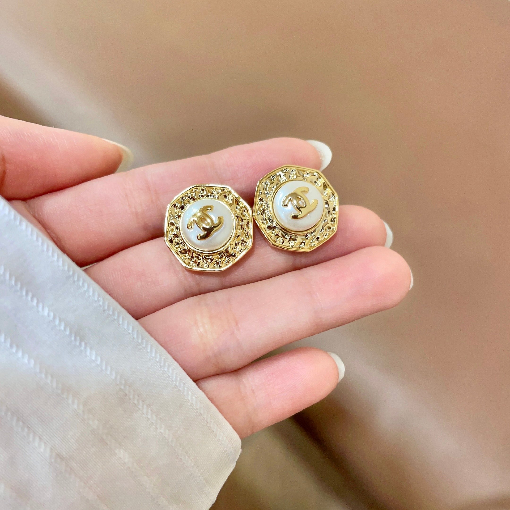 Chanel香奈儿 中古 耳钉👀小香家的款式真心无需多介绍😘🎶每一款都超好看，精致大方，非常显气质