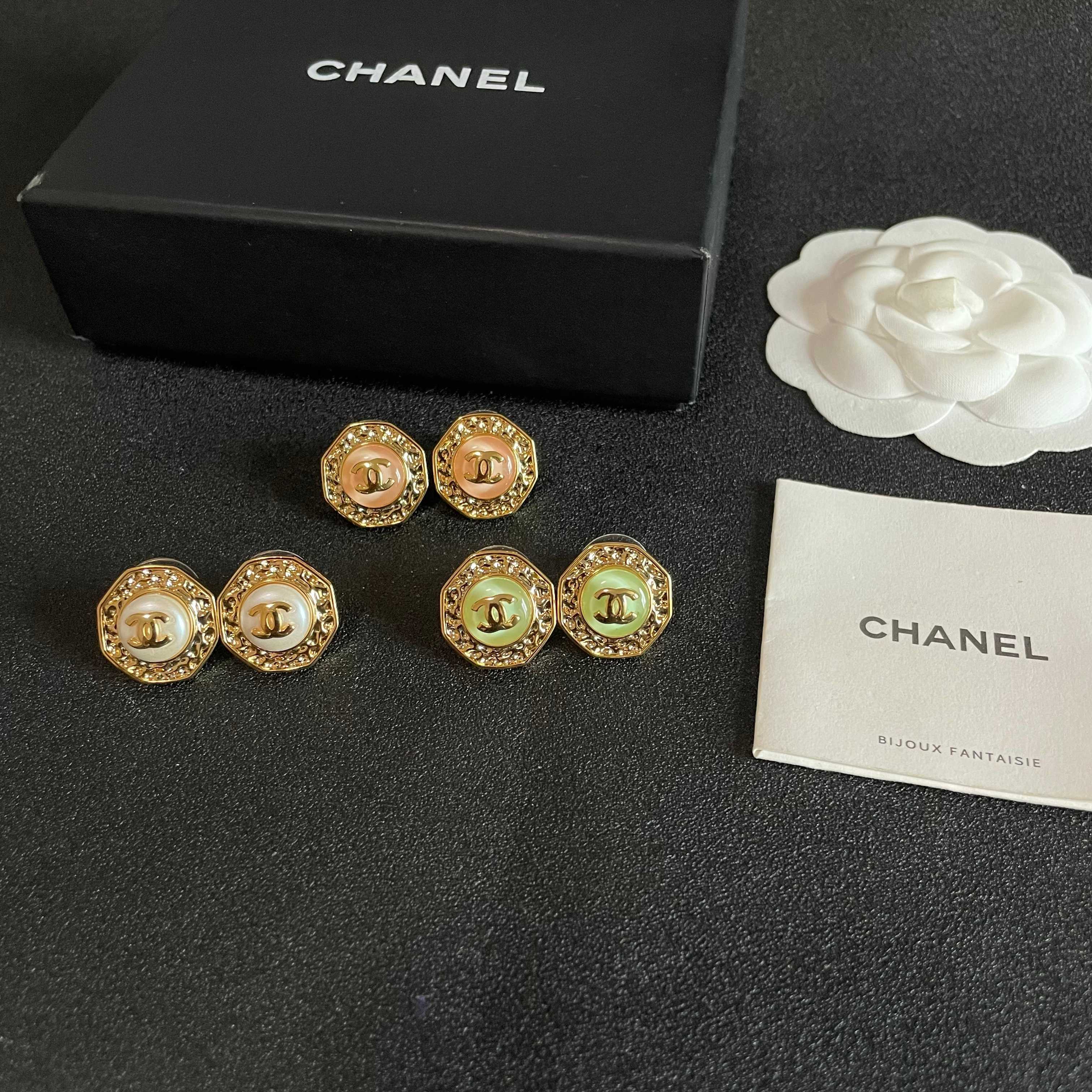 Chanel香奈儿 中古 耳钉👀小香家的款式真心无需多介绍😘🎶每一款都超好看，精致大方，非常显气质