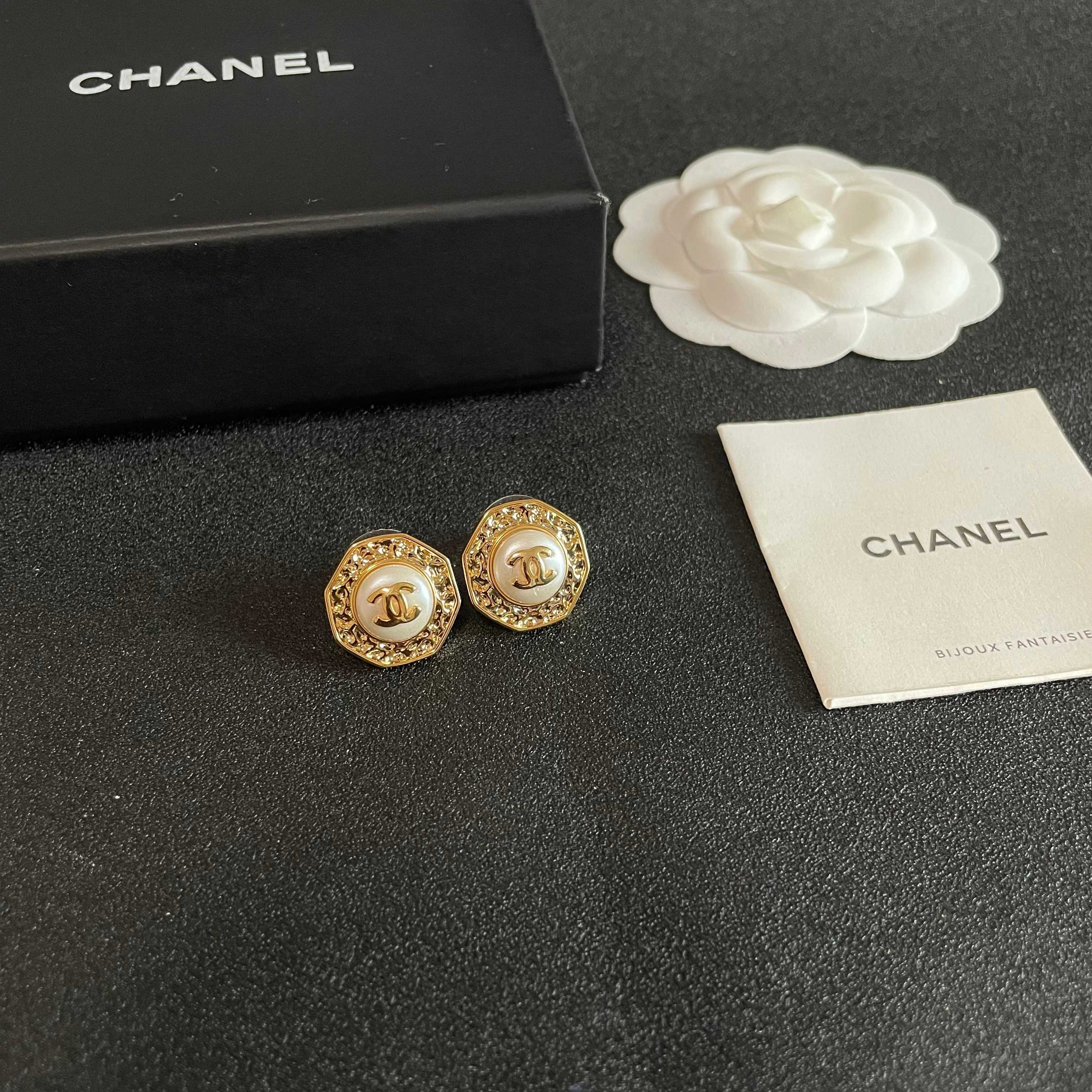 Chanel香奈儿 中古 耳钉👀小香家的款式真心无需多介绍😘🎶每一款都超好看，精致大方，非常显气质