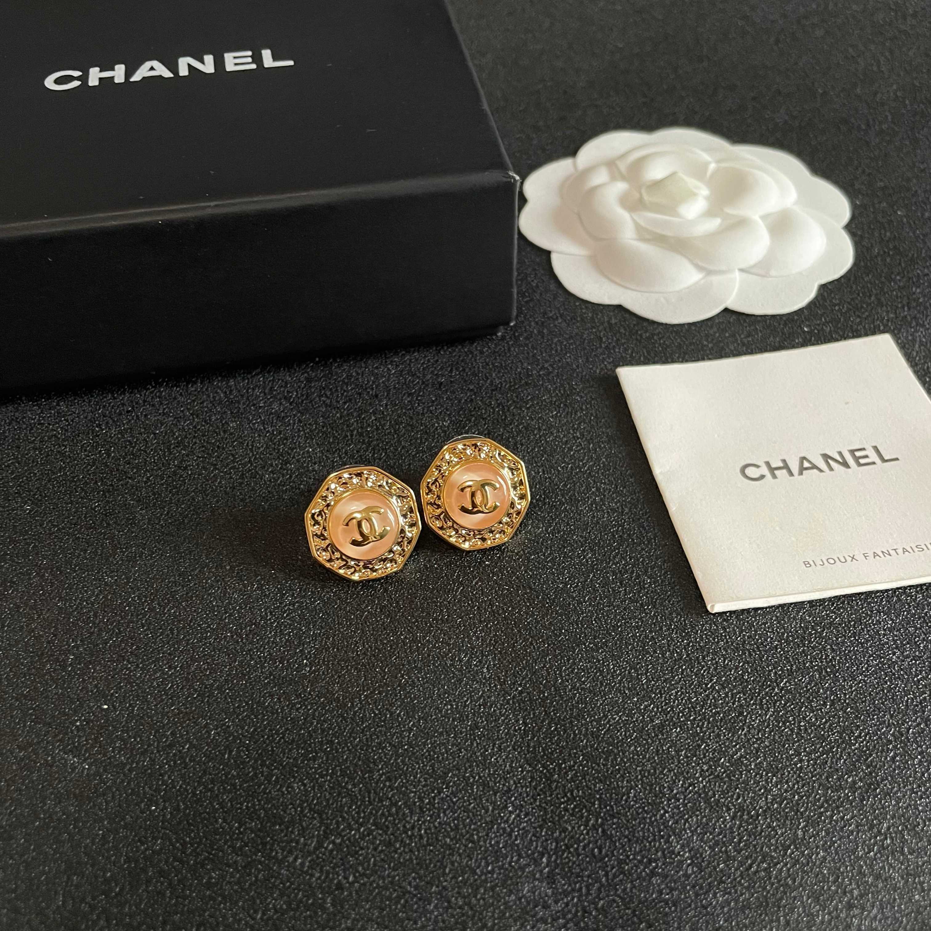 Chanel香奈儿 中古 耳钉👀小香家的款式真心无需多介绍😘🎶每一款都超好看，精致大方，非常显气质