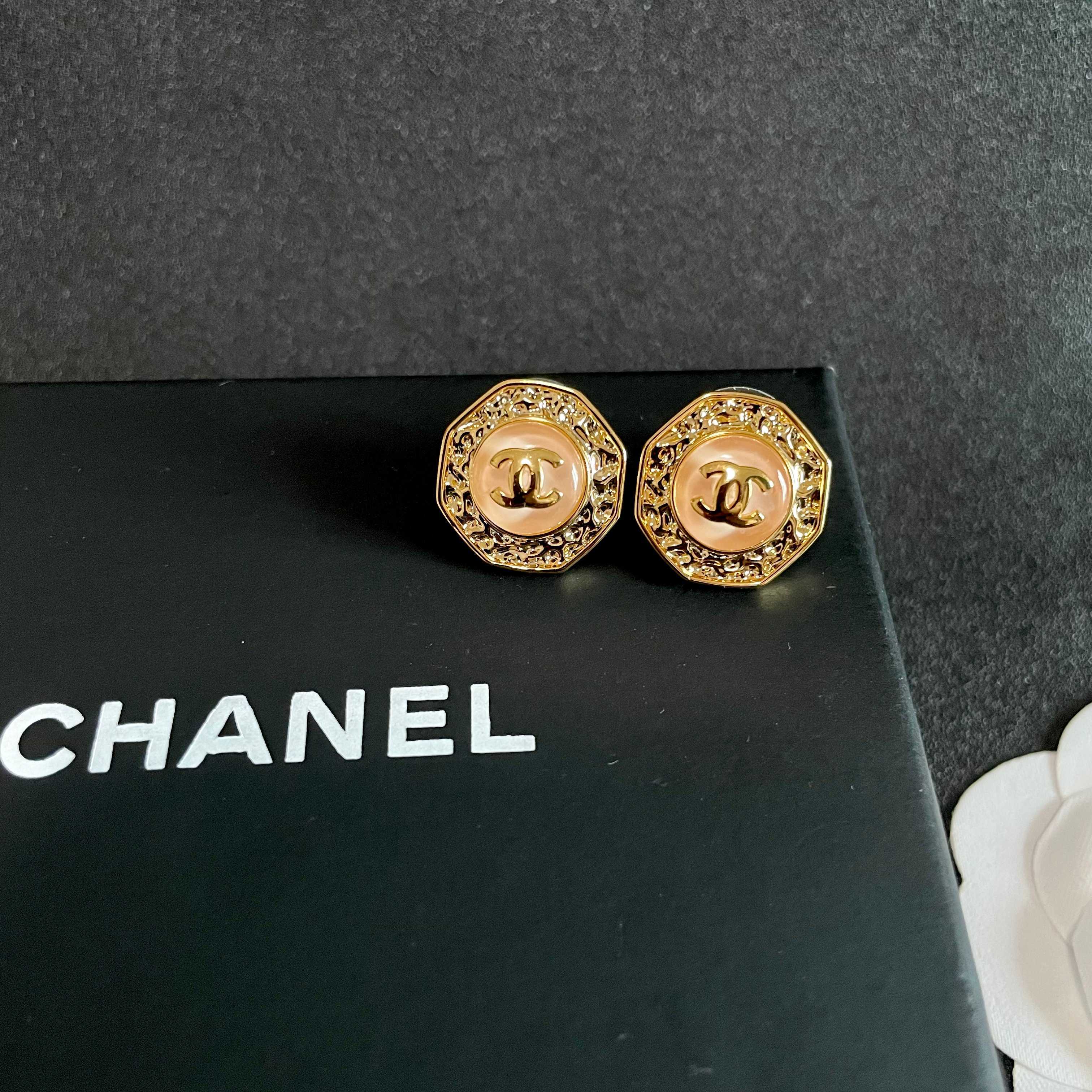 Chanel香奈儿 中古 耳钉👀小香家的款式真心无需多介绍😘🎶每一款都超好看，精致大方，非常显气质