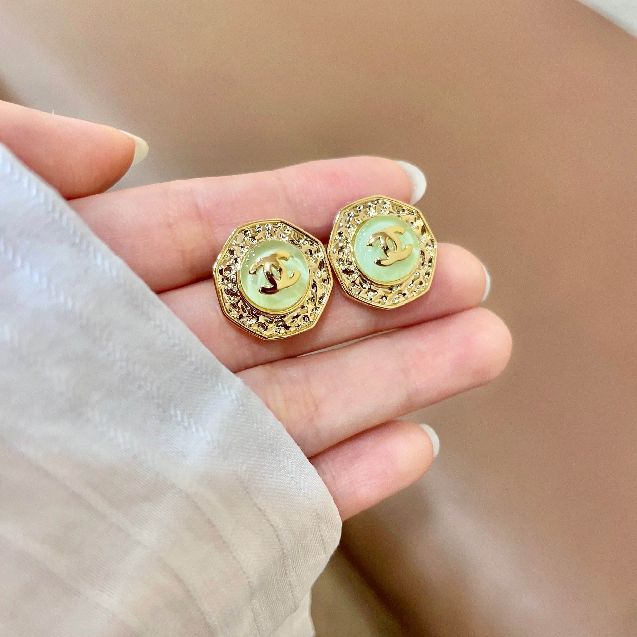 Chanel香奈儿 中古 耳钉👀小香家的款式真心无需多介绍😘🎶每一款都超好看，精致大方，非常显气质