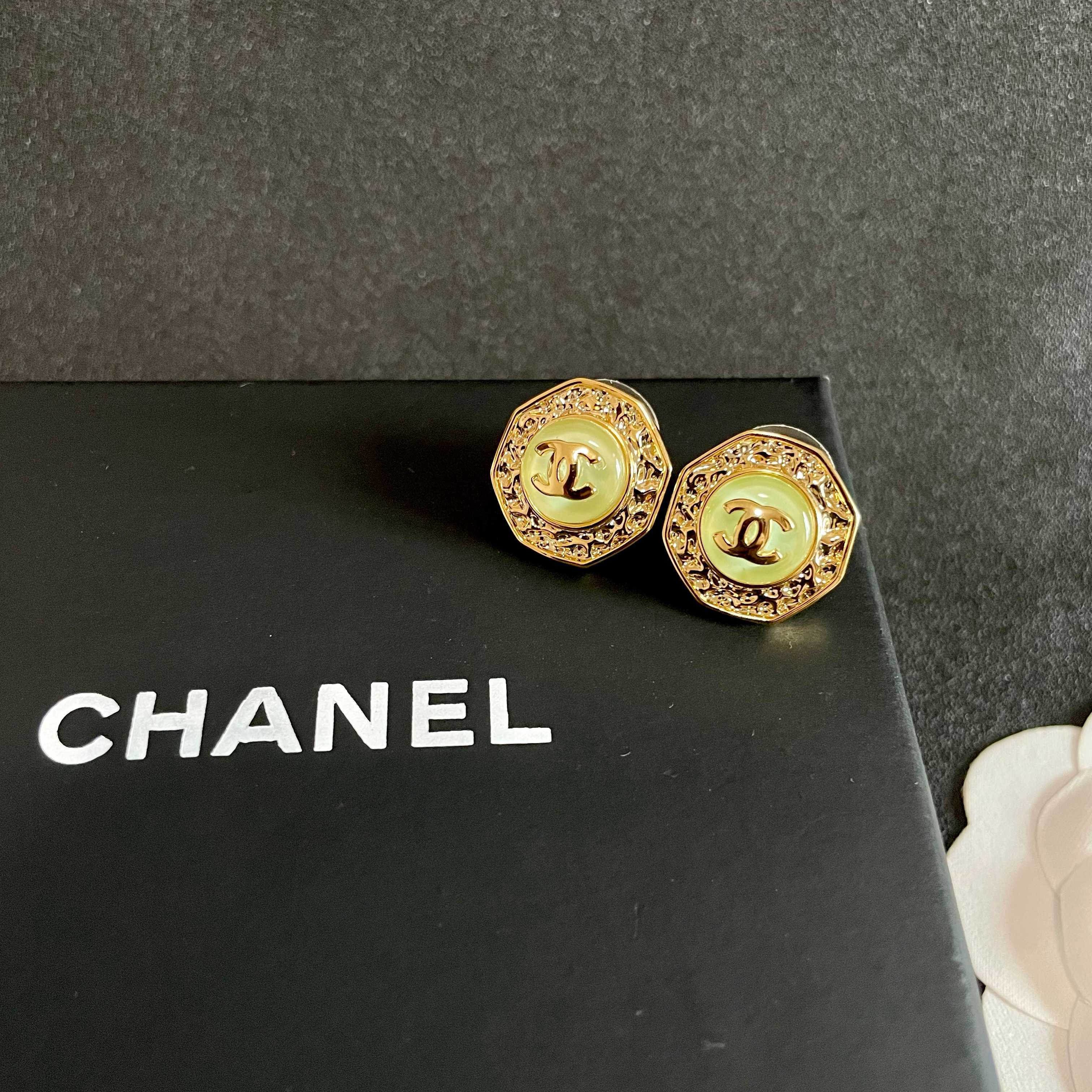 Chanel香奈儿 中古 耳钉👀小香家的款式真心无需多介绍😘🎶每一款都超好看，精致大方，非常显气质