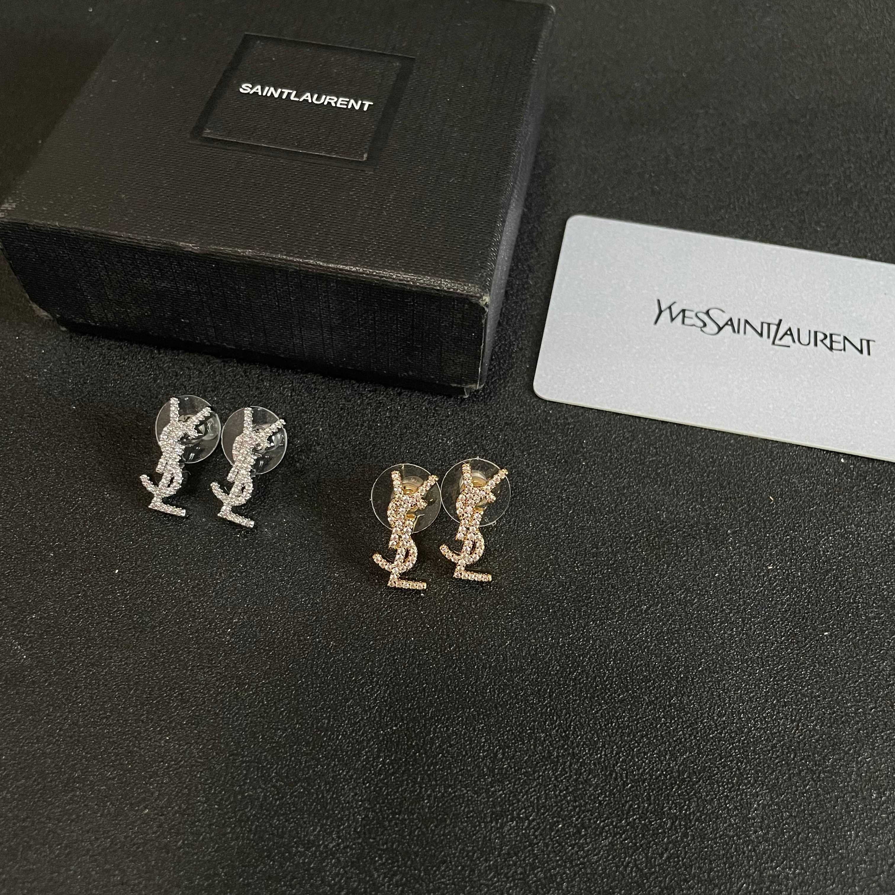 新款 ysl圣罗兰耳钉 美丽永远敌不过经典 黄金时期的香奈就是最经典．也是最有味道的 女人独立优雅魅力知