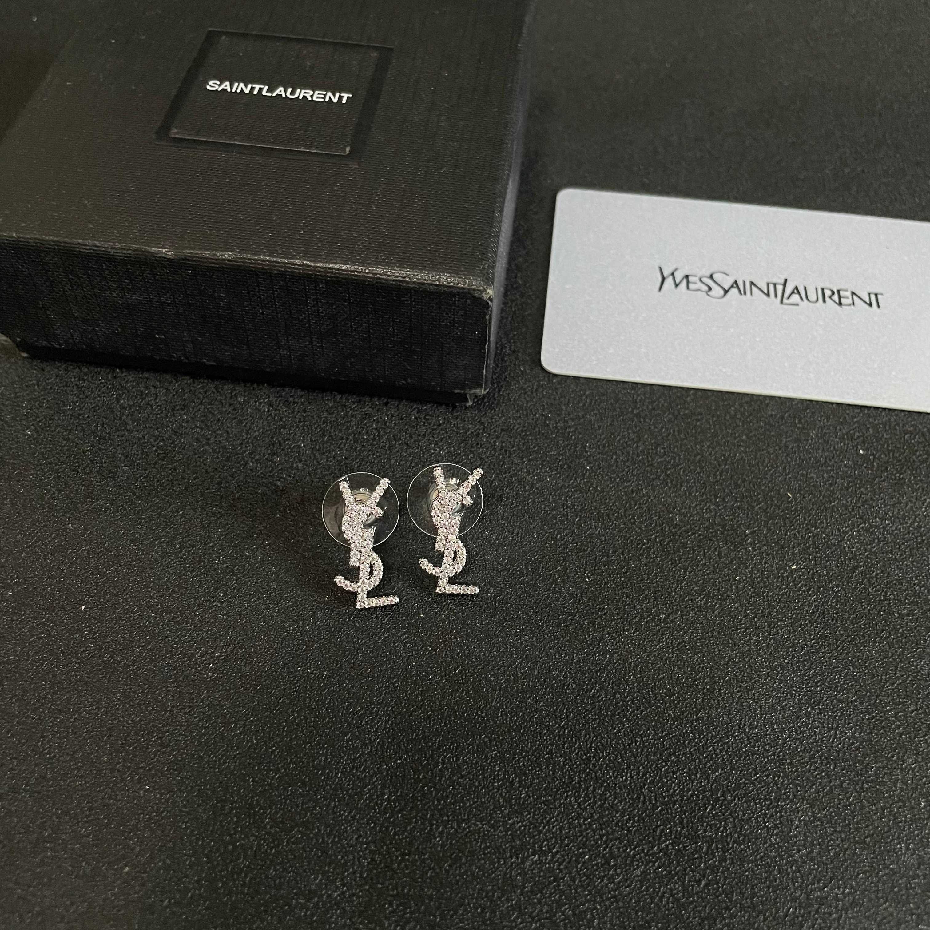 新款 ysl圣罗兰耳钉 美丽永远敌不过经典 黄金时期的香奈就是最经典．也是最有味道的 女人独立优雅魅力知