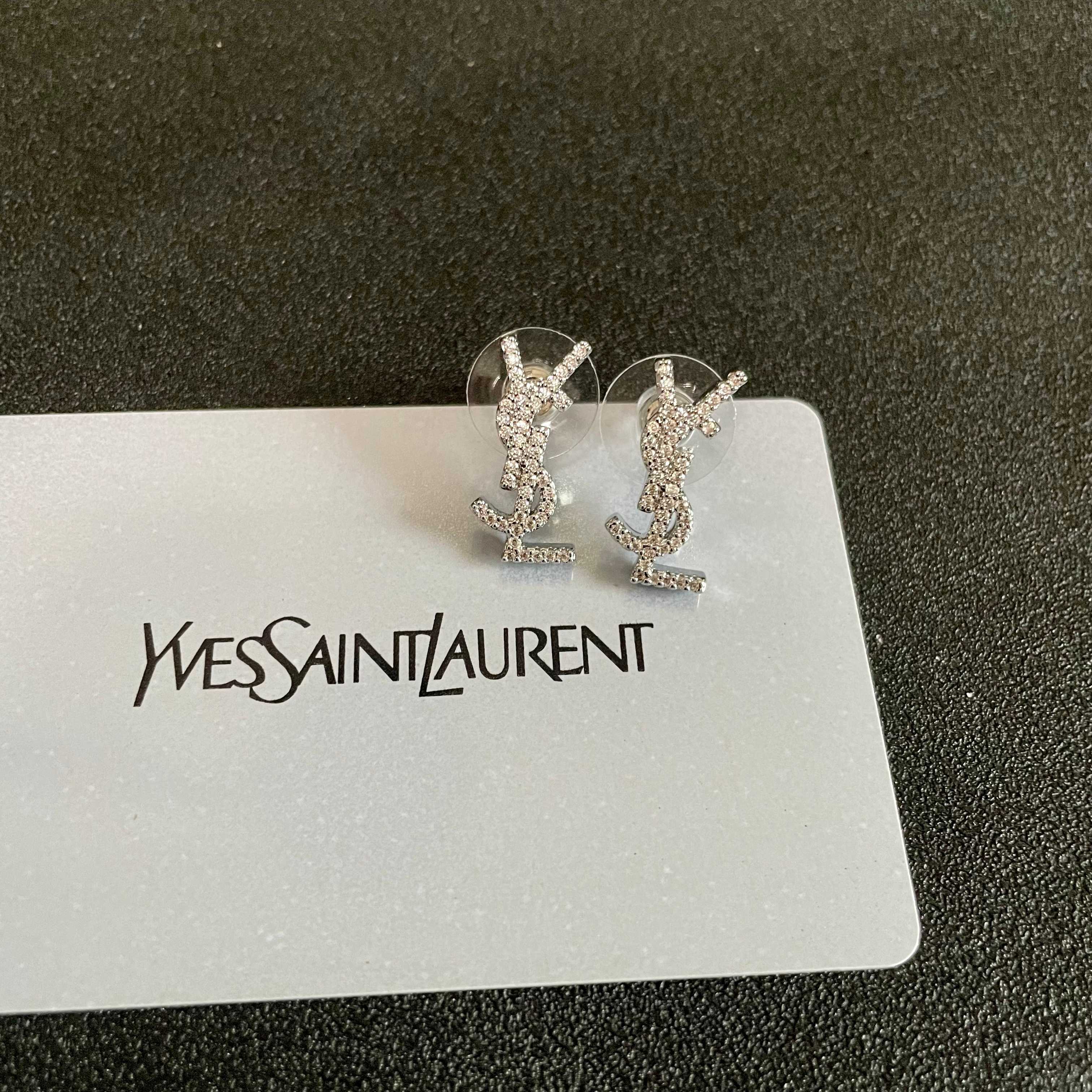 新款 ysl圣罗兰耳钉 美丽永远敌不过经典 黄金时期的香奈就是最经典．也是最有味道的 女人独立优雅魅力知