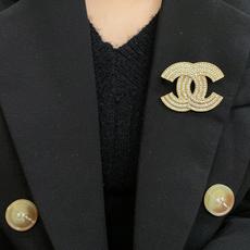 CHANEL小香 专柜最新款同步上新香奈儿最新款胸针 胸针,是最懂女人的饰物。那些倾注了全部心血去做自己 CHANEL小香 专柜最新款同步上新香奈儿最新款胸针 胸针,是最懂女人的饰物。那些倾注了全部心血去做自己