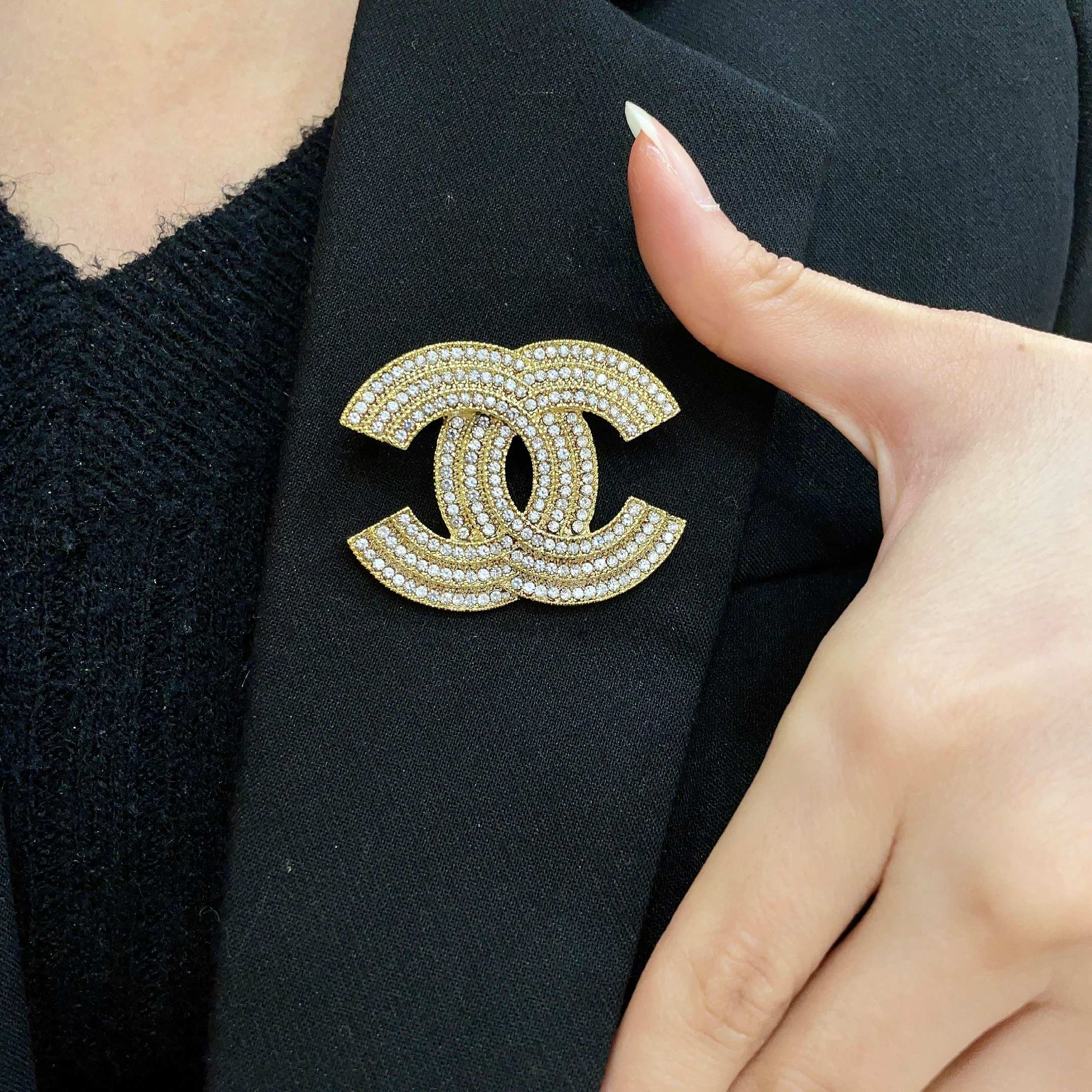 CHANEL小香 专柜最新款同步上新香奈儿最新款胸针 胸针，是最懂女人的饰物。那些倾注了全部心血去做自己