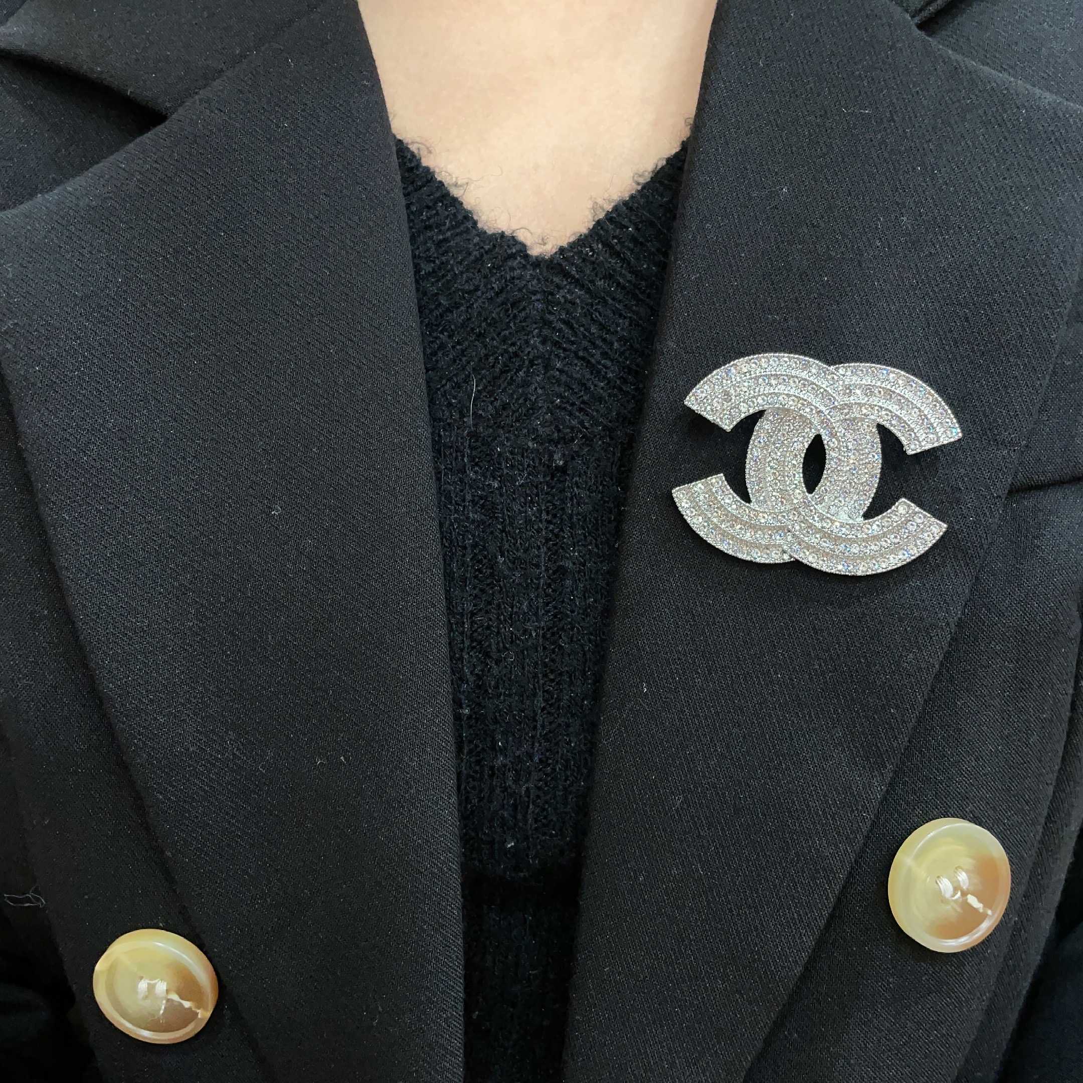 CHANEL小香 专柜最新款同步上新香奈儿最新款胸针 胸针，是最懂女人的饰物。那些倾注了全部心血去做自己