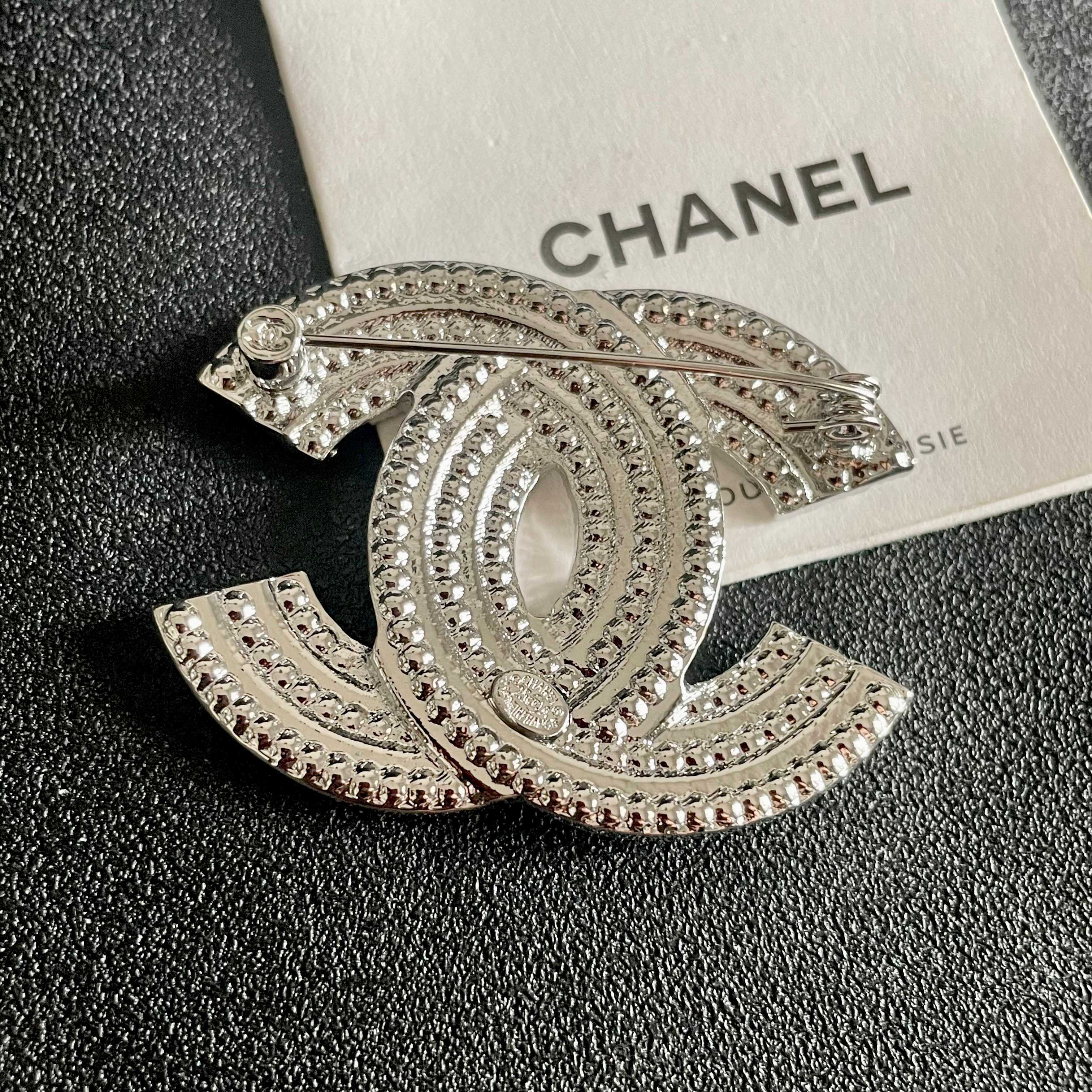 CHANEL小香 专柜最新款同步上新香奈儿最新款胸针 胸针，是最懂女人的饰物。那些倾注了全部心血去做自己