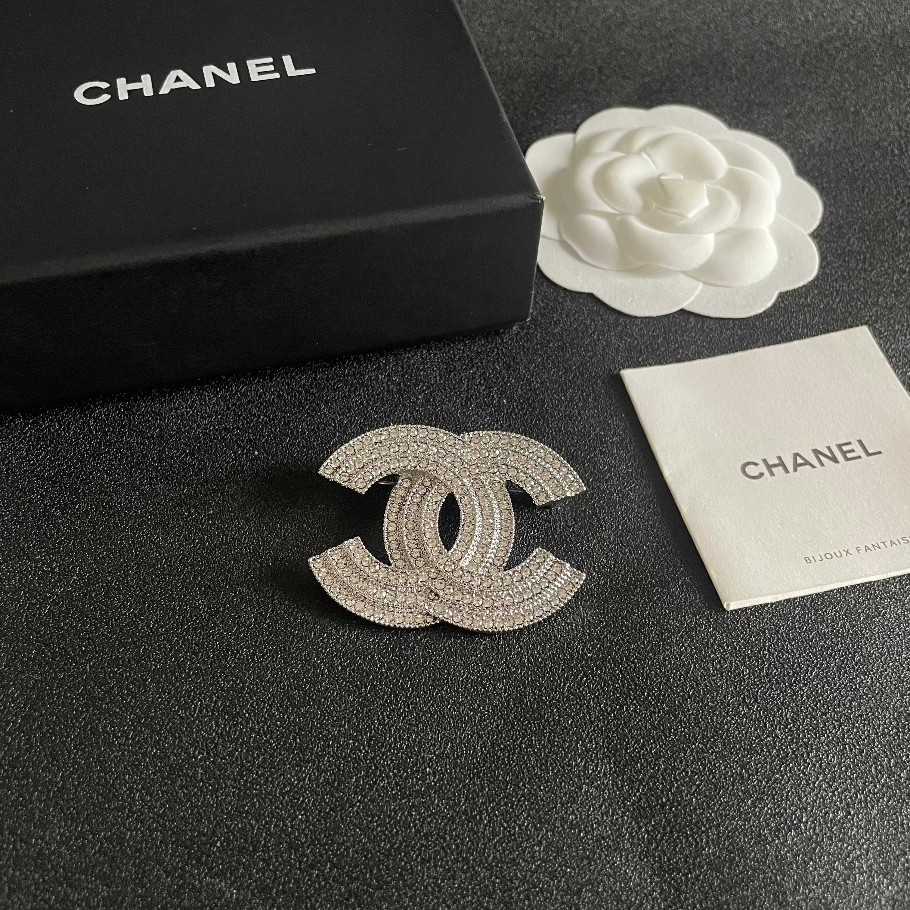 CHANEL小香 专柜最新款同步上新香奈儿最新款胸针 胸针，是最懂女人的饰物。那些倾注了全部心血去做自己