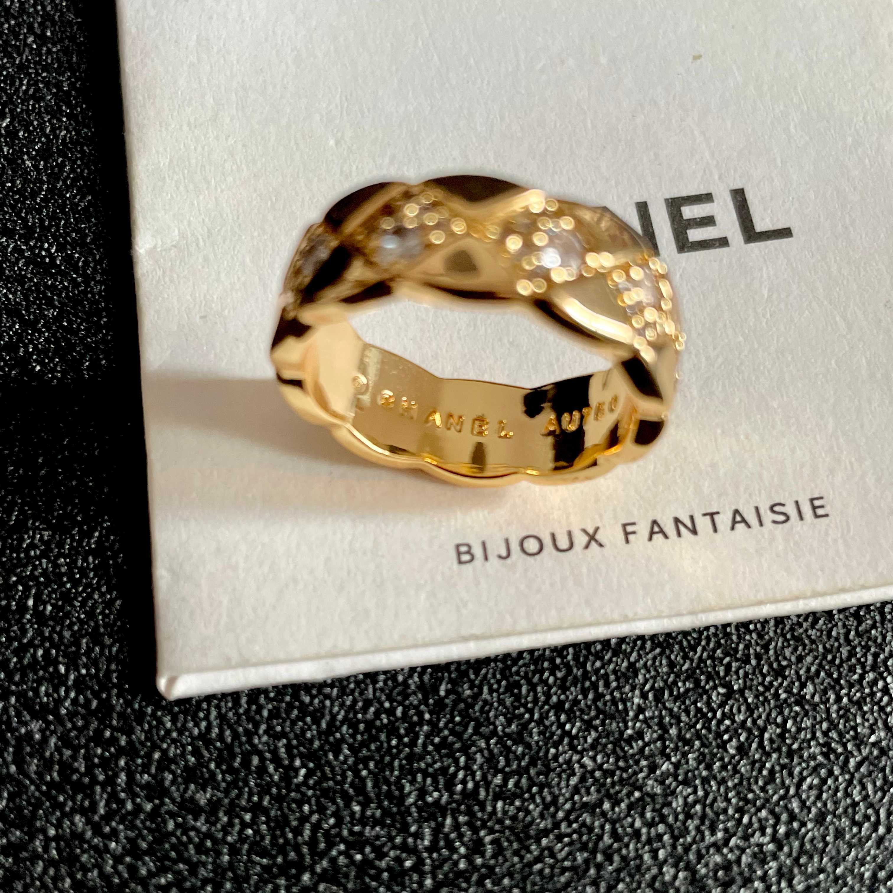 🌺小香风Chanel字母双C造型戒指！一戴就忍不住想夸的一款，简约的设计，超精致又显手白，简直爱了！又可