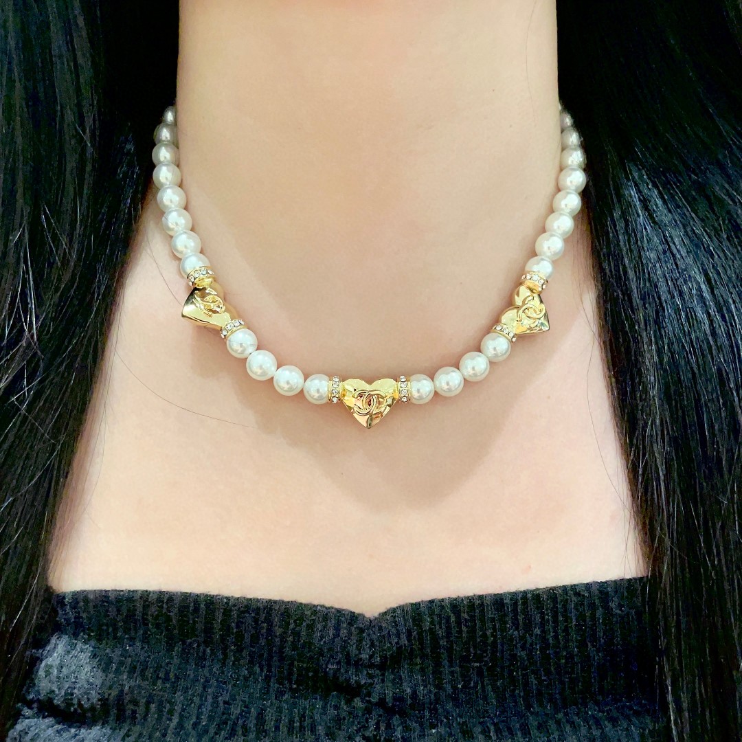 Chanel香奈儿 中古 字母项链👀小香家的款式真心无需多介绍😘🎶每一款都超好看，精致大方，非常显气质.
