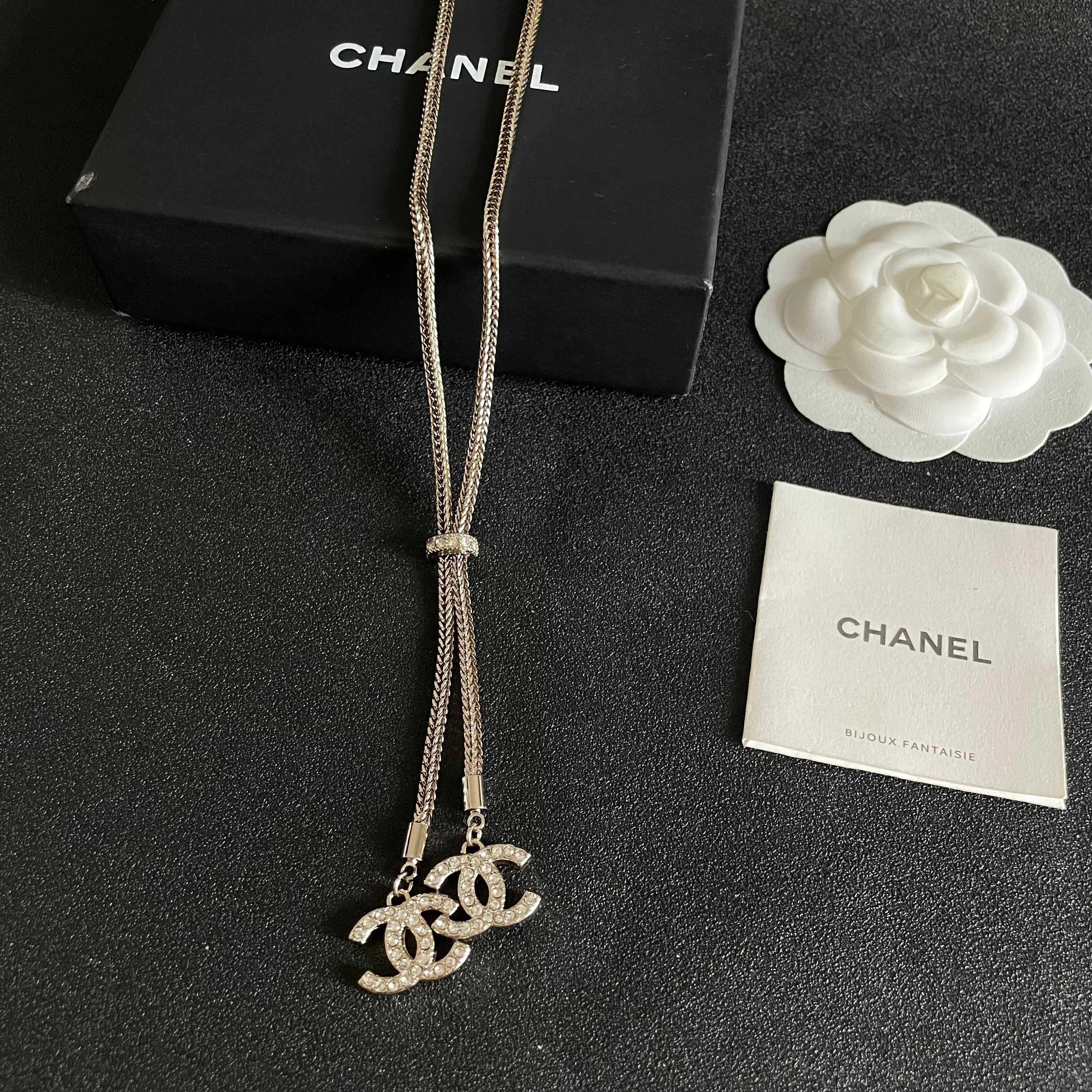 Chanel香奈儿 中古 字母项链👀小香家的款式真心无需多介绍😘🎶每一款都超好看，精致大方，非常显气质.