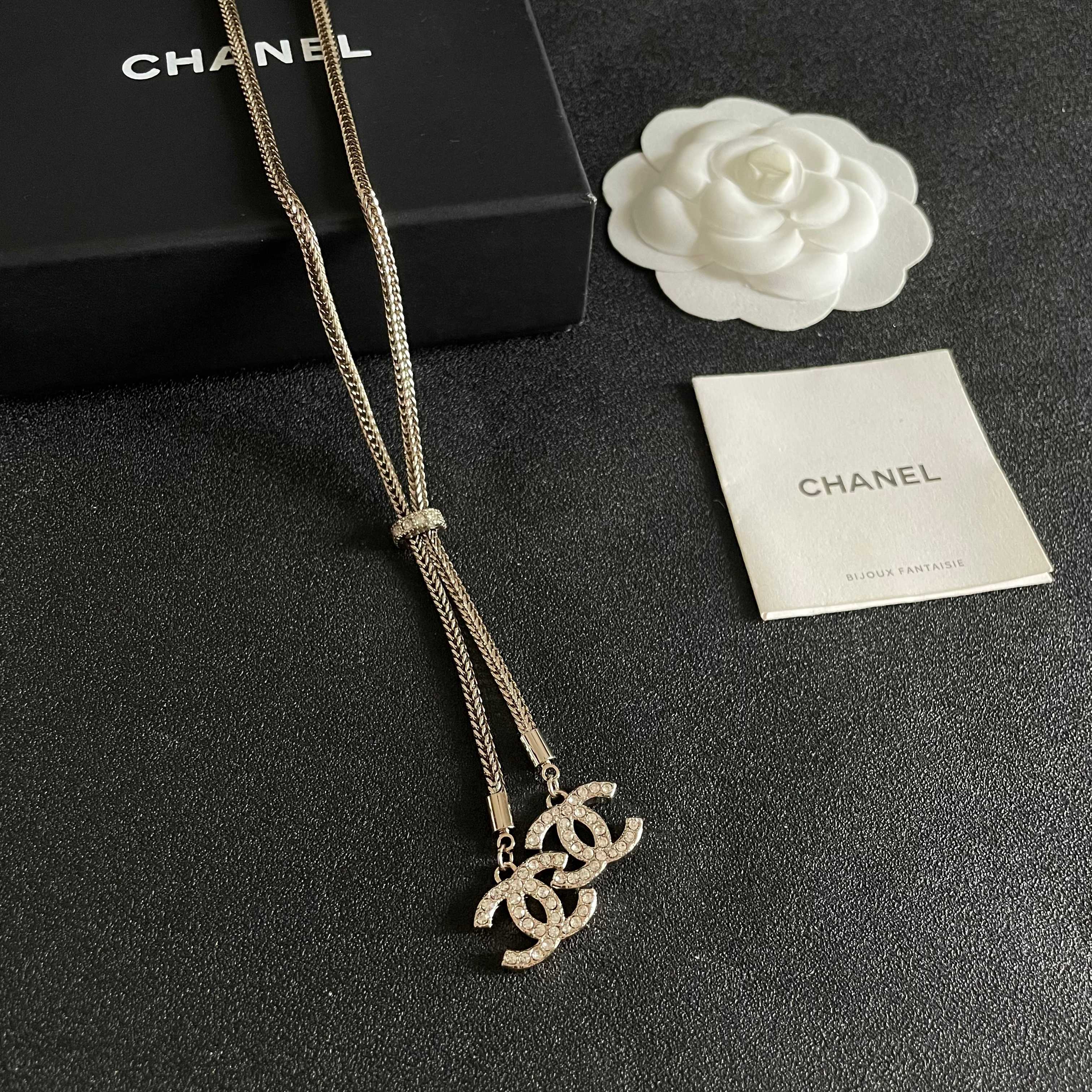 Chanel香奈儿 中古 字母项链👀小香家的款式真心无需多介绍😘🎶每一款都超好看，精致大方，非常显气质.
