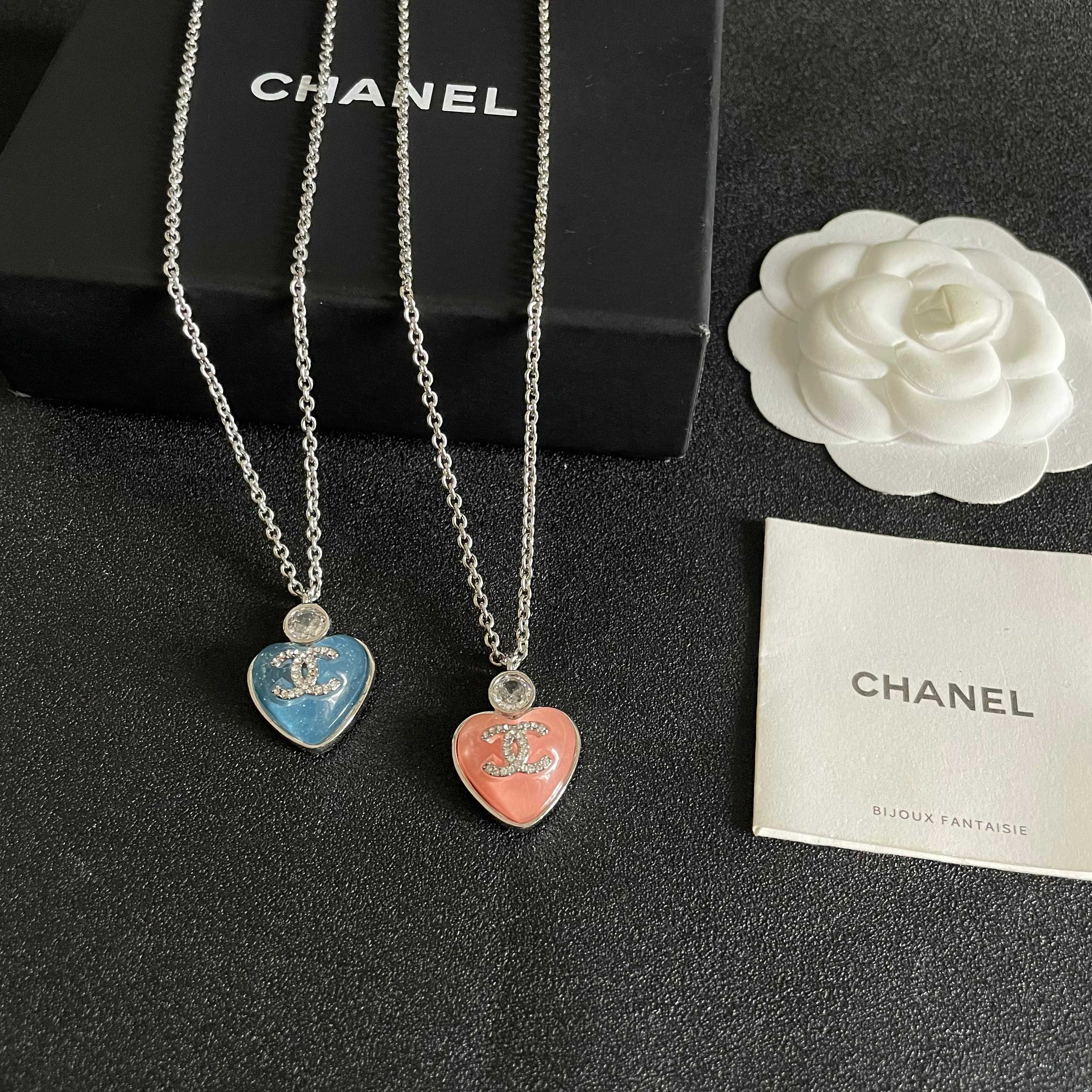 Chanel香奈儿 中古 字母项链👀小香家的款式真心无需多介绍😘🎶每一款都超好看，精致大方，非常显气质.