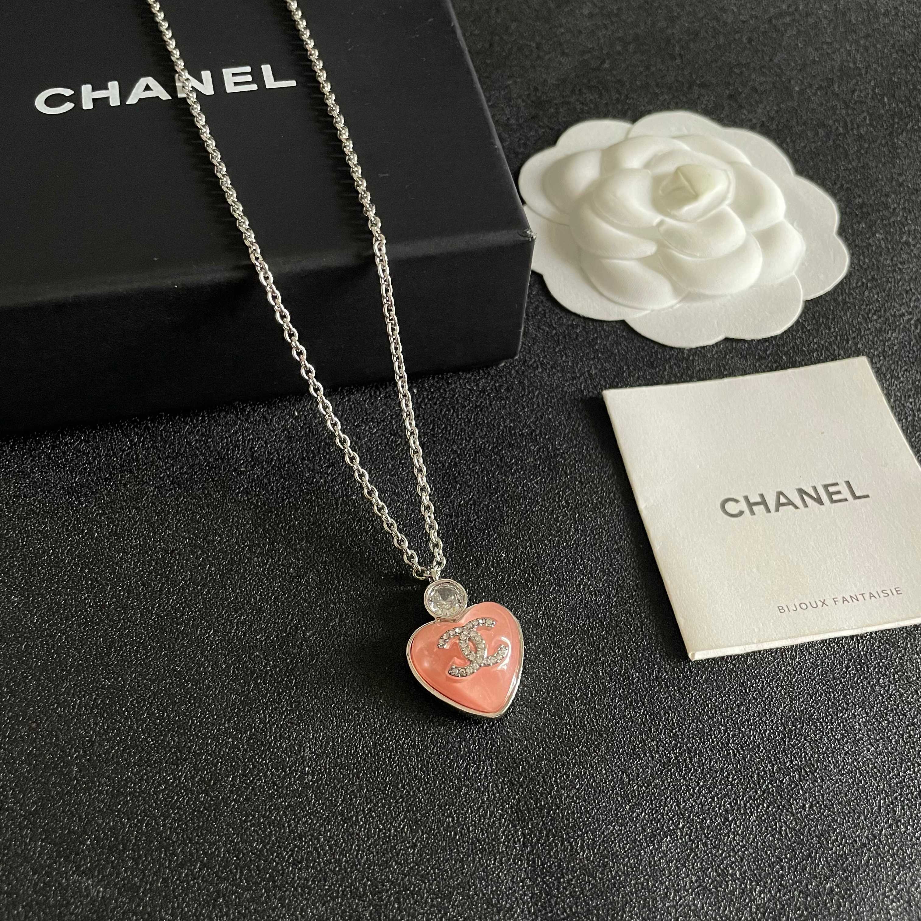 Chanel香奈儿 中古 字母项链👀小香家的款式真心无需多介绍😘🎶每一款都超好看，精致大方，非常显气质.