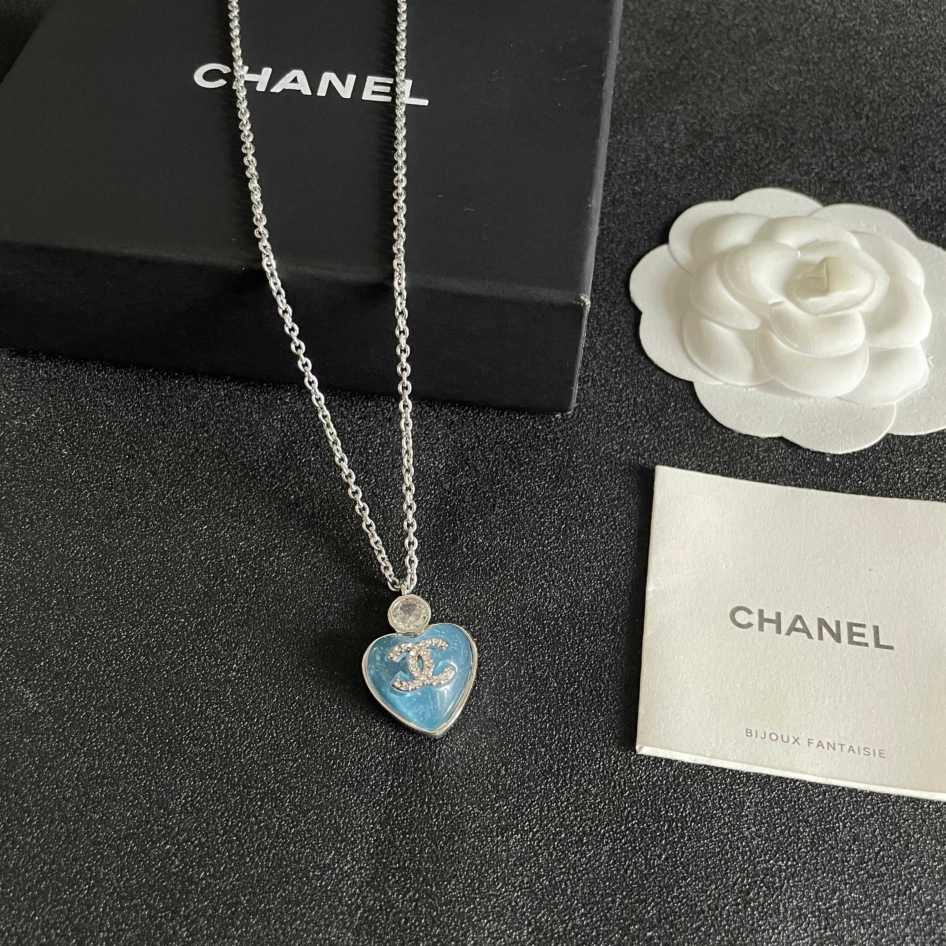 Chanel香奈儿 中古 字母项链👀小香家的款式真心无需多介绍😘🎶每一款都超好看，精致大方，非常显气质.