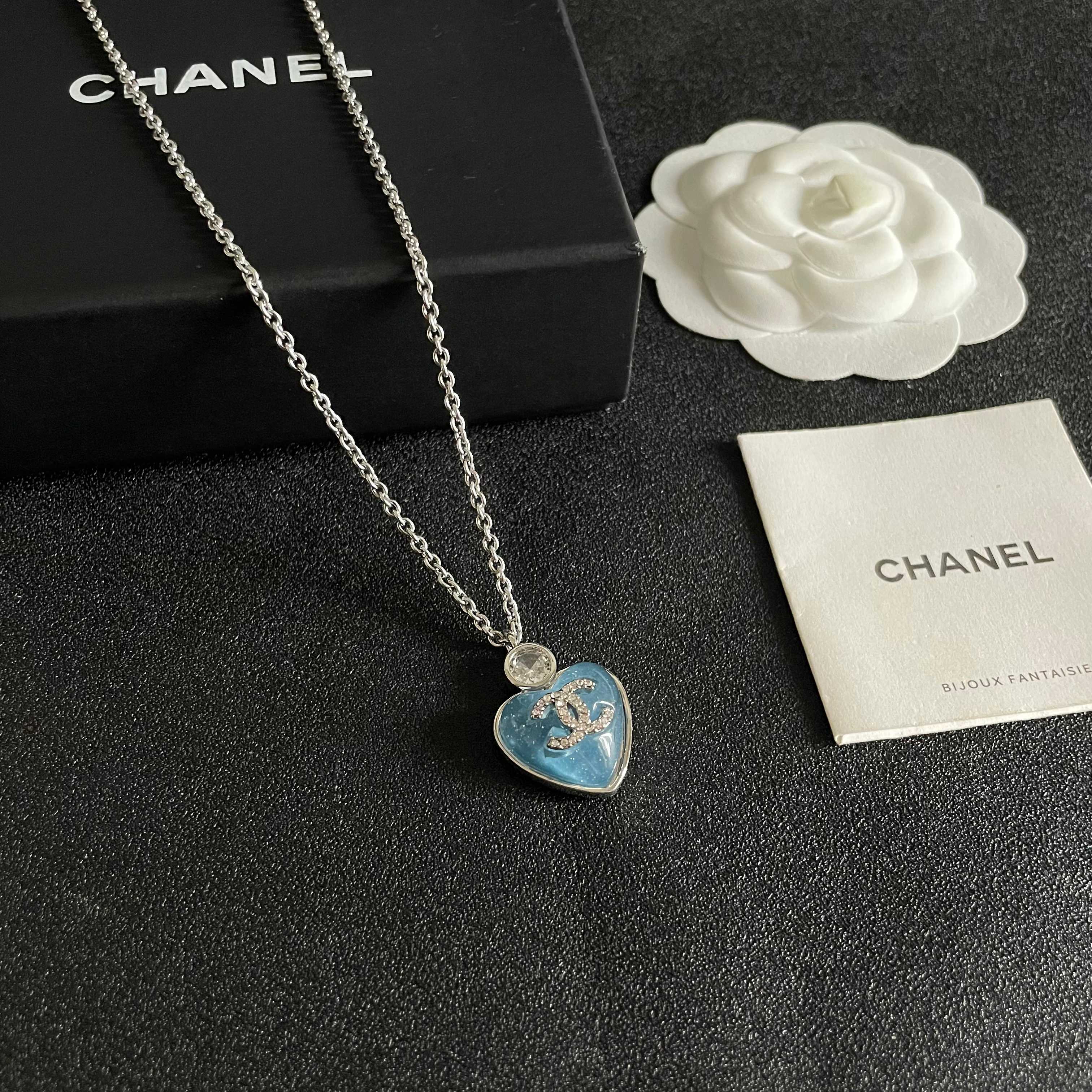 Chanel香奈儿 中古 字母项链👀小香家的款式真心无需多介绍😘🎶每一款都超好看，精致大方，非常显气质.