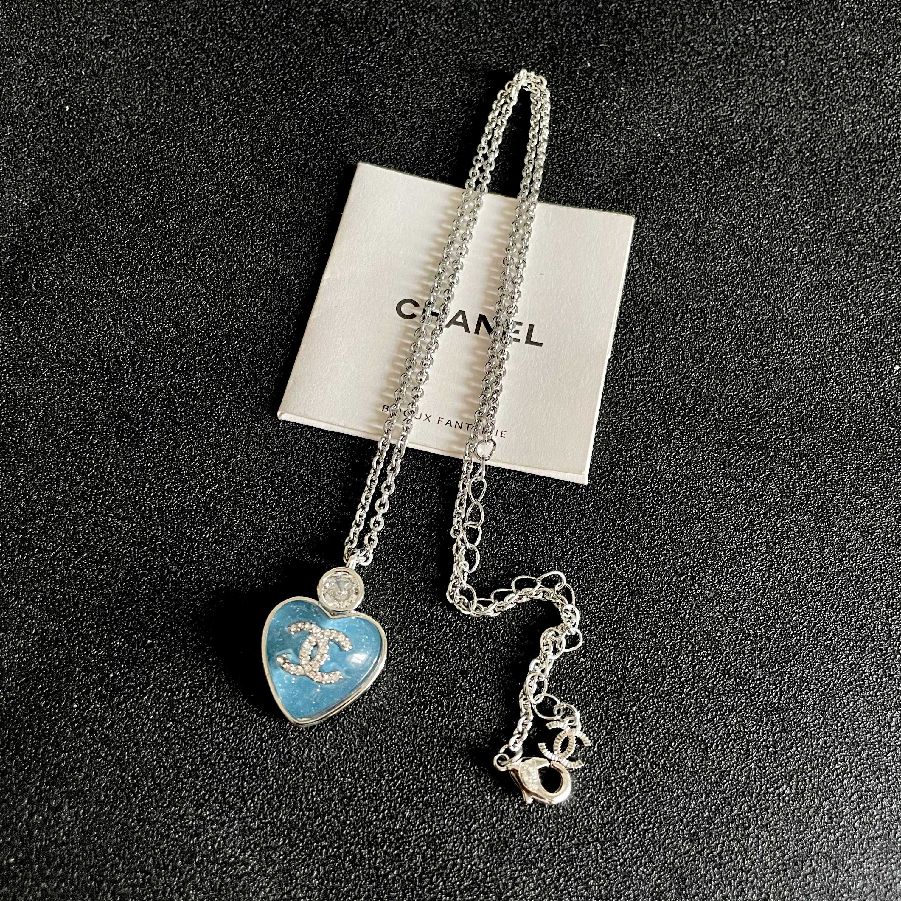 Chanel香奈儿 中古 字母项链👀小香家的款式真心无需多介绍😘🎶每一款都超好看，精致大方，非常显气质.