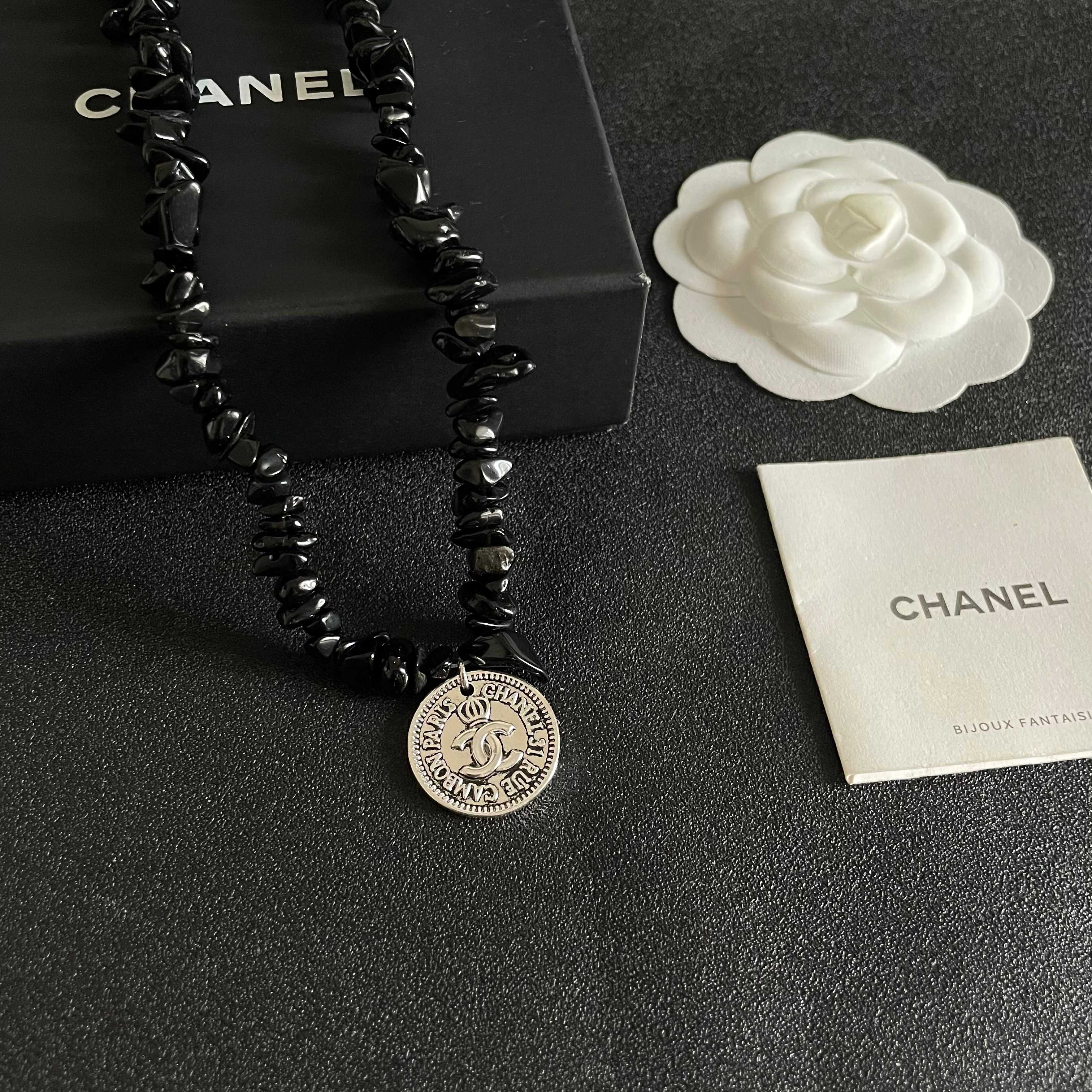 Chanel香奈儿 中古 字母项链👀小香家的款式真心无需多介绍😘🎶每一款都超好看，精致大方，非常显气质.
