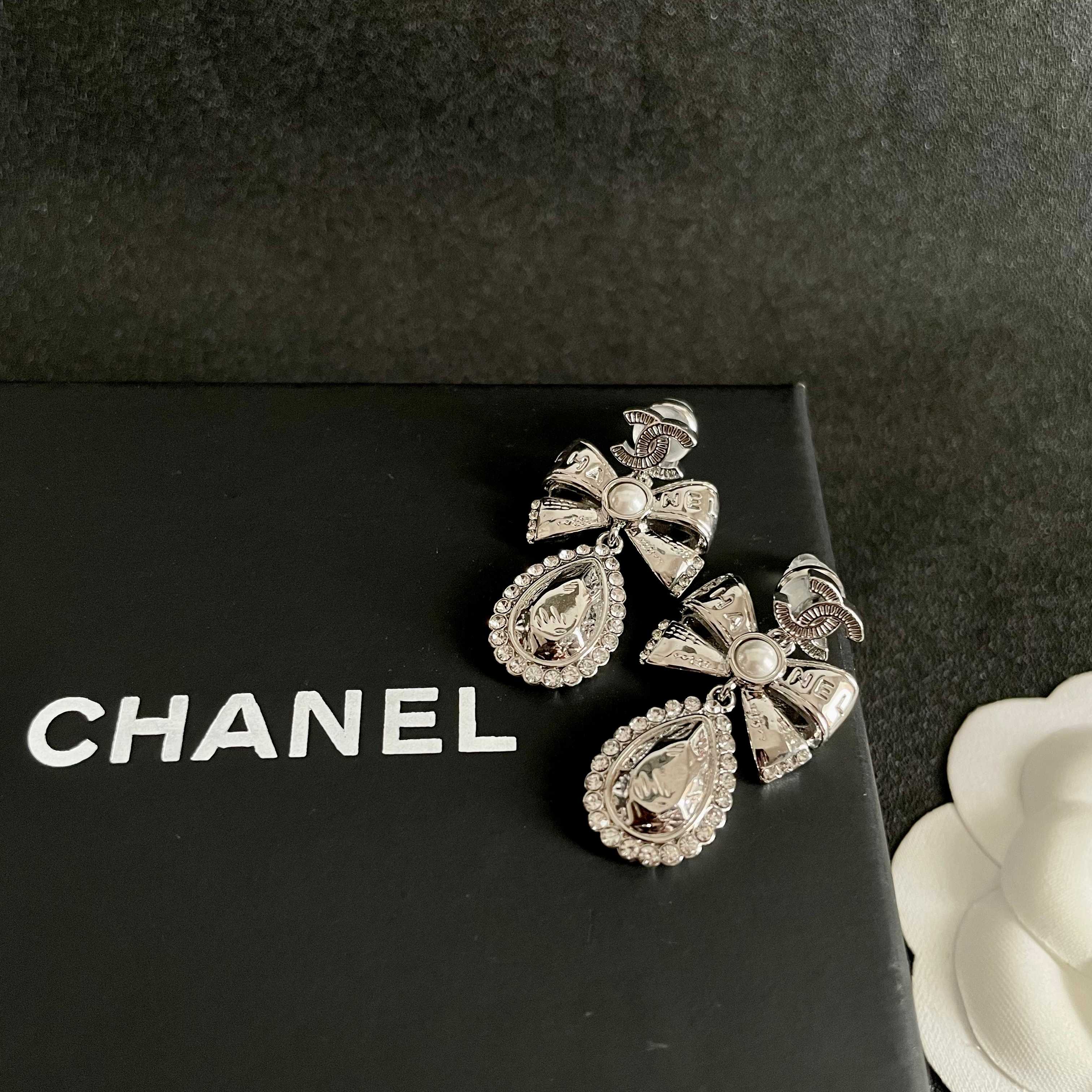 Chanel香奈儿 中古 耳钉👀小香家的款式真心无需多介绍😘🎶每一款都超好看，精致大方，非常显气质