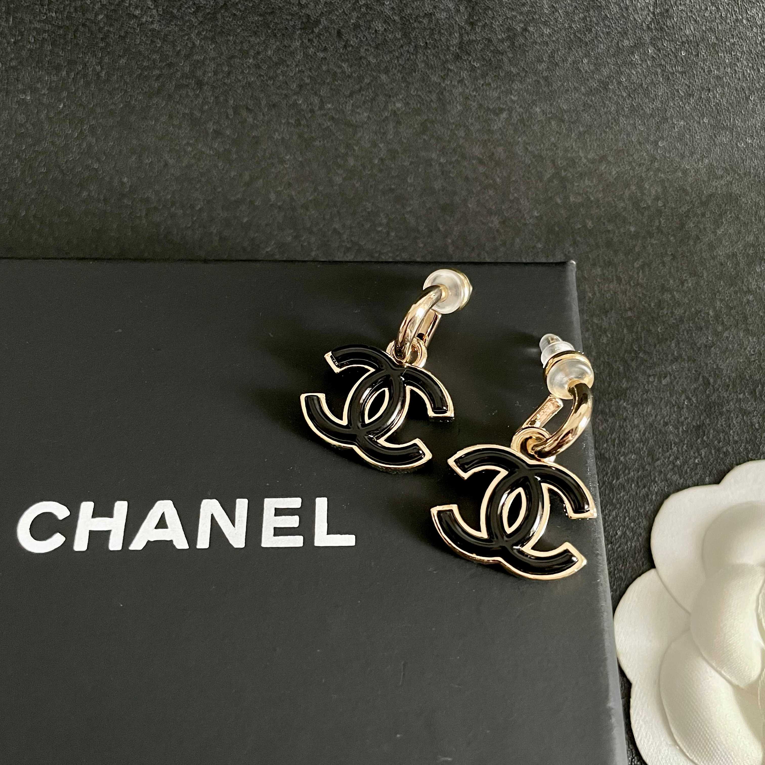 Chanel香奈儿 中古 耳钉👀小香家的款式真心无需多介绍😘🎶每一款都超好看，精致大方，非常显气质