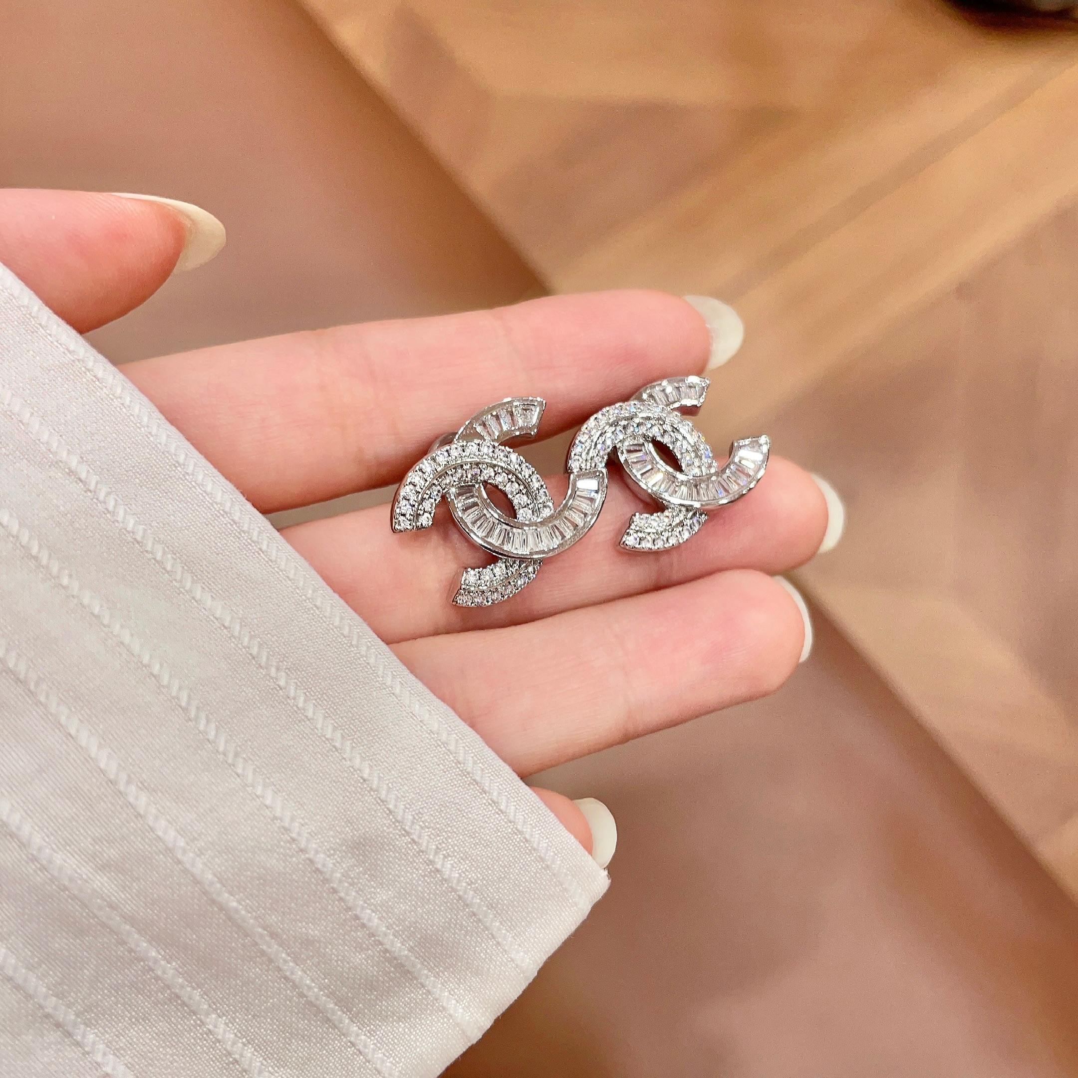 Chanel香奈儿 中古 耳钉👀小香家的款式真心无需多介绍😘🎶每一款都超好看，精致大方，非常显气质