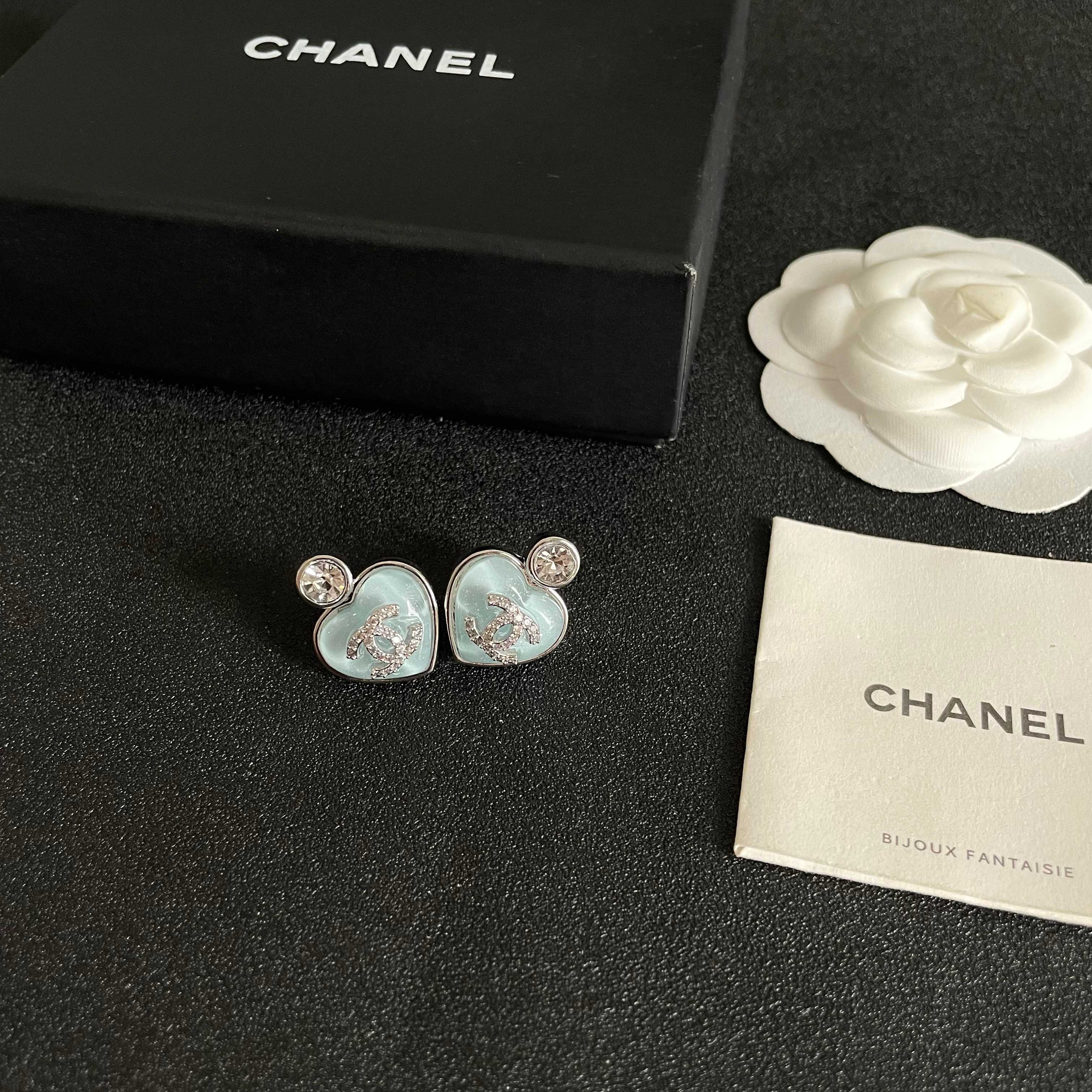 Chanel香奈儿 中古 耳钉👀小香家的款式真心无需多介绍😘🎶每一款都超好看，精致大方，非常显气质
