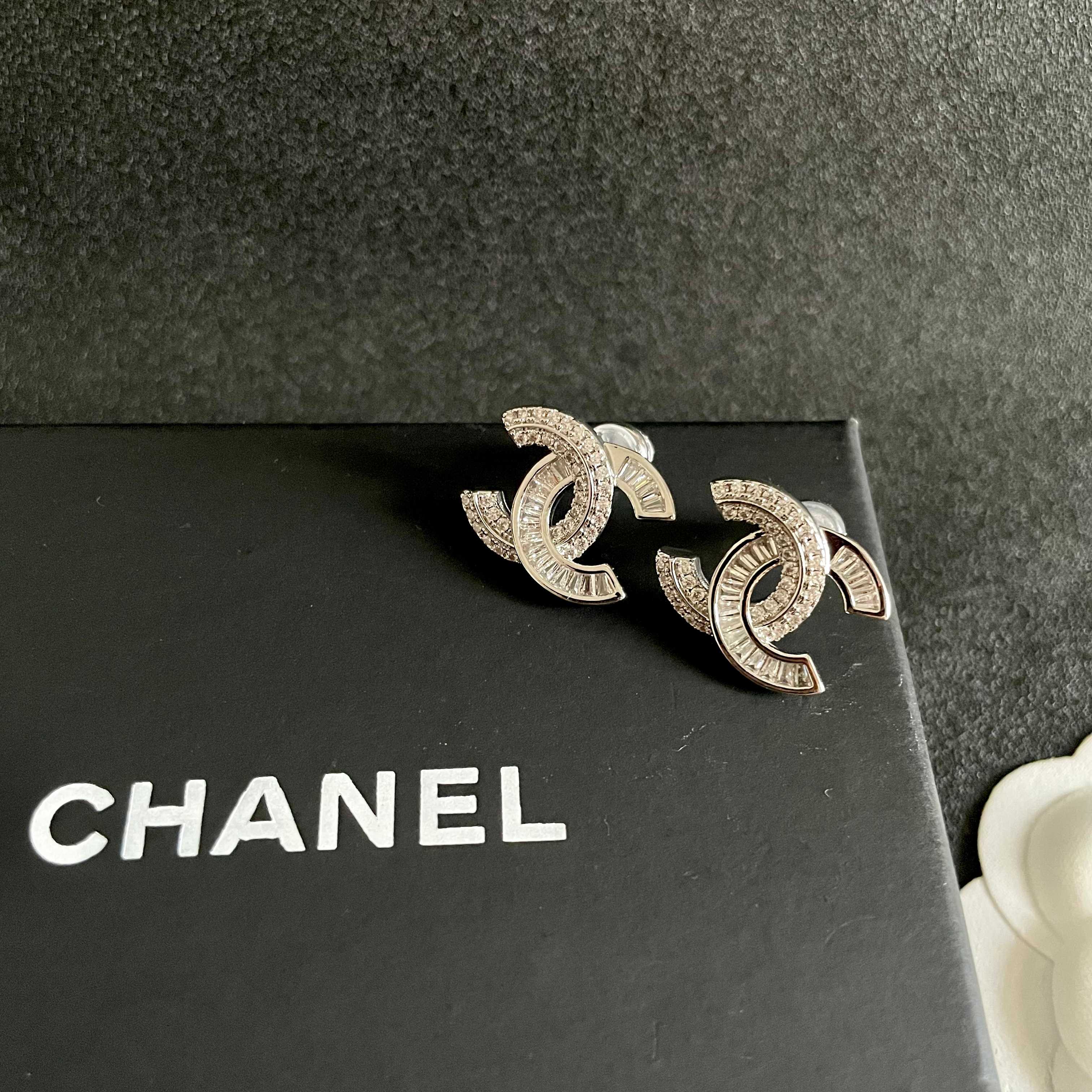 Chanel香奈儿 中古 耳钉👀小香家的款式真心无需多介绍😘🎶每一款都超好看，精致大方，非常显气质