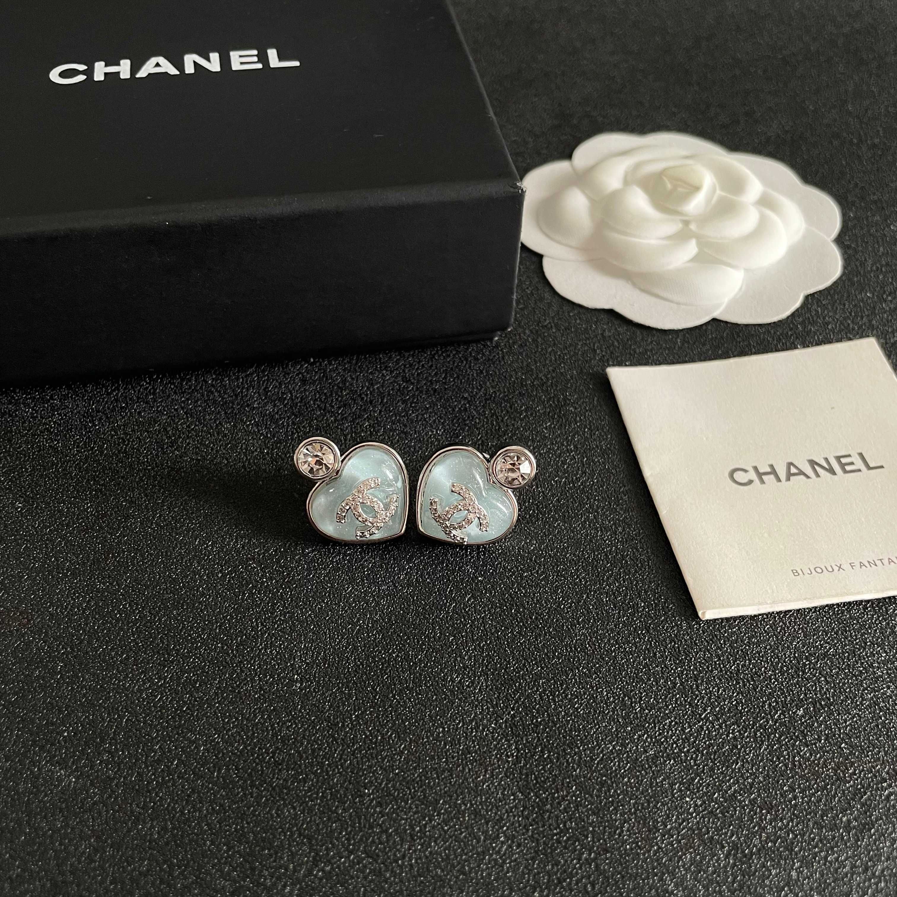 Chanel香奈儿 中古 耳钉👀小香家的款式真心无需多介绍😘🎶每一款都超好看，精致大方，非常显气质