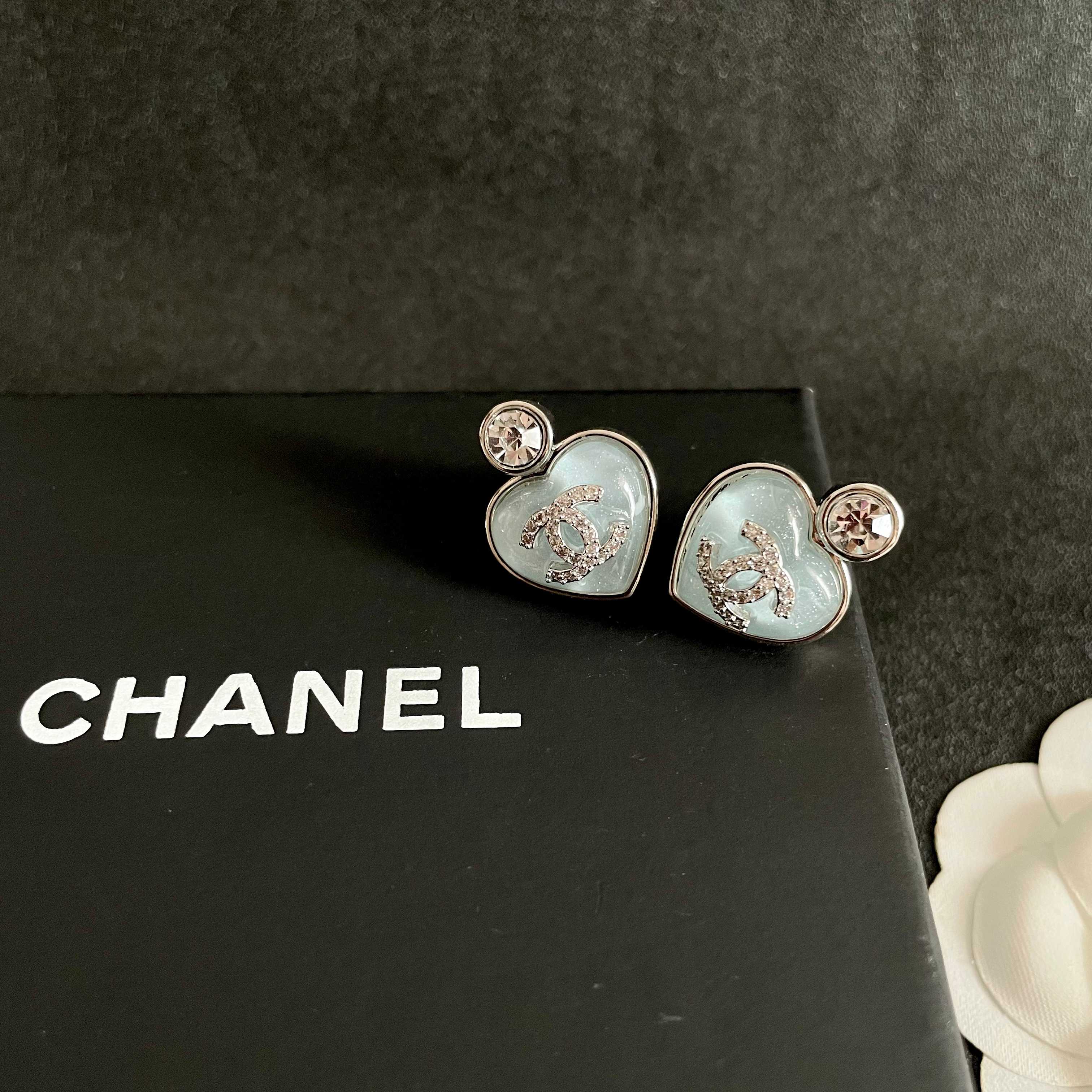 Chanel香奈儿 中古 耳钉👀小香家的款式真心无需多介绍😘🎶每一款都超好看，精致大方，非常显气质