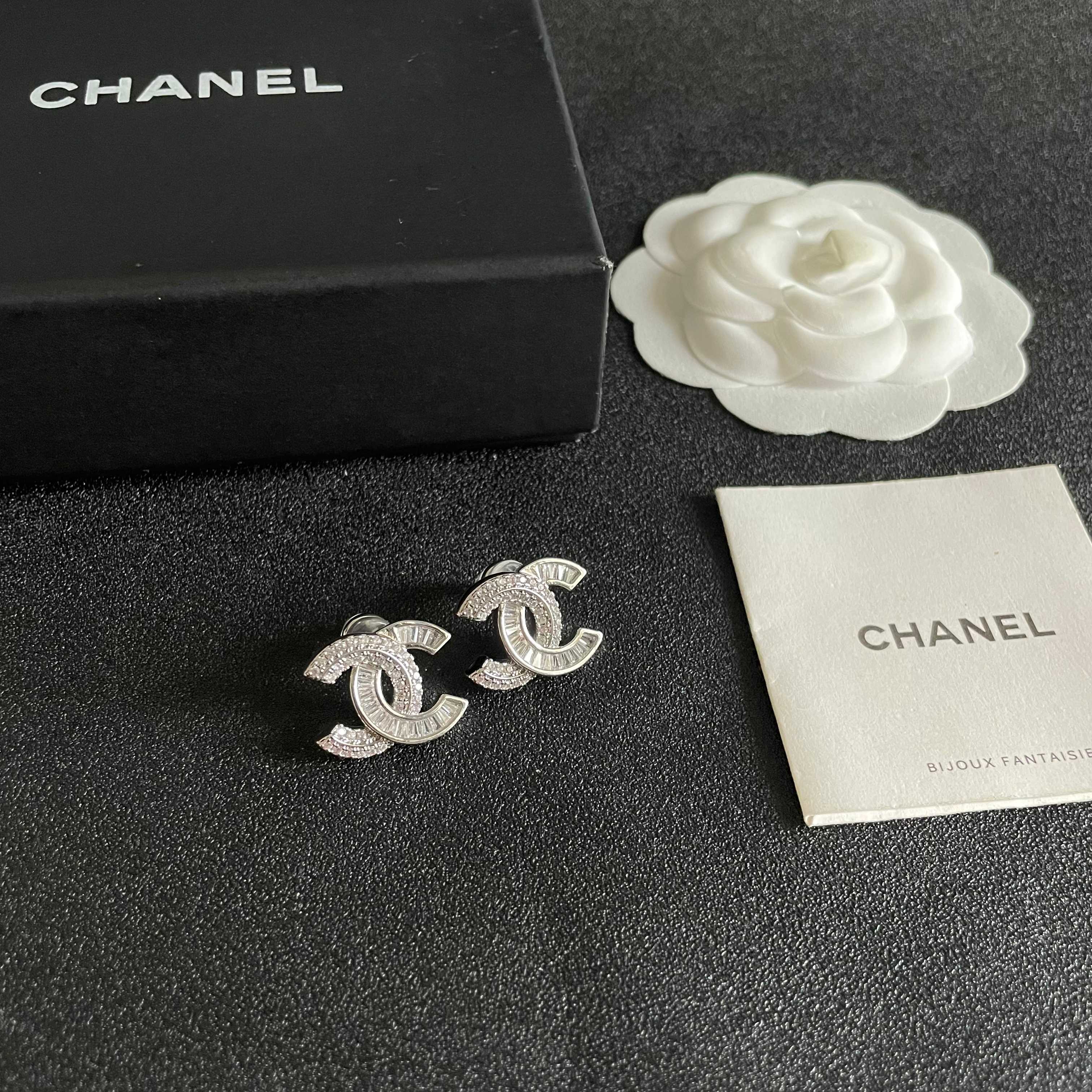Chanel香奈儿 中古 耳钉👀小香家的款式真心无需多介绍😘🎶每一款都超好看，精致大方，非常显气质