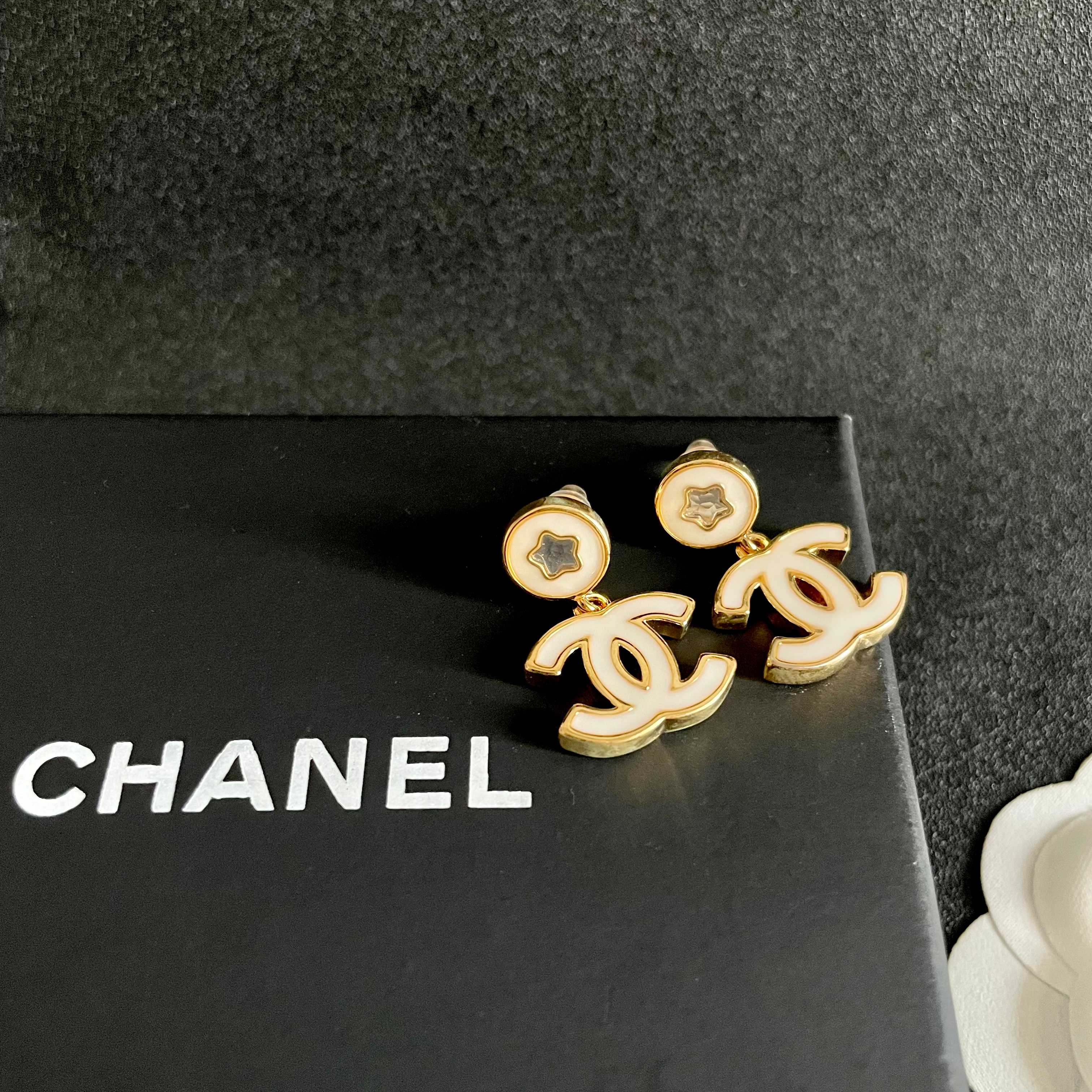 Chanel香奈儿 中古 耳钉👀小香家的款式真心无需多介绍😘🎶每一款都超好看，精致大方，非常显气质