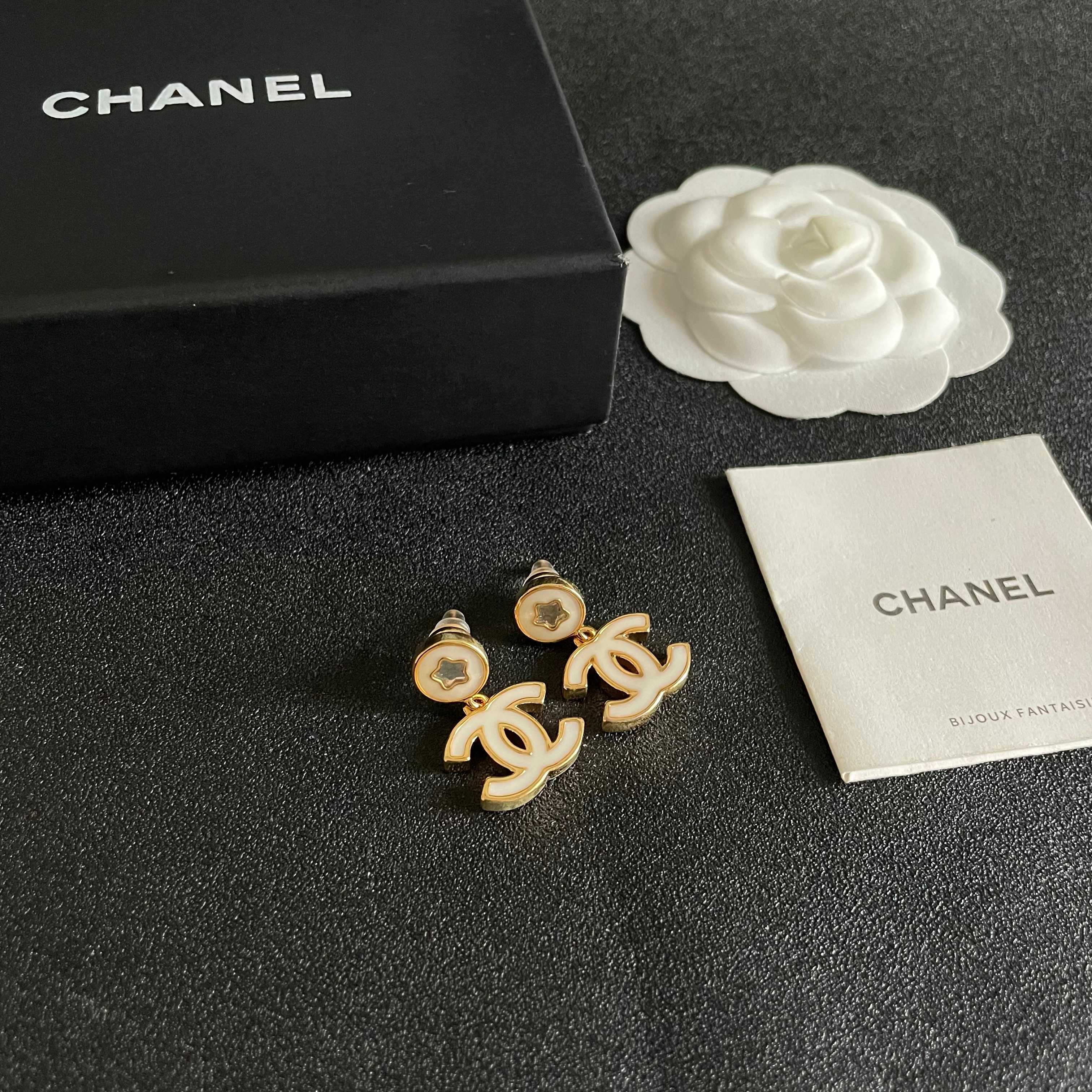 Chanel香奈儿 中古 耳钉👀小香家的款式真心无需多介绍😘🎶每一款都超好看，精致大方，非常显气质