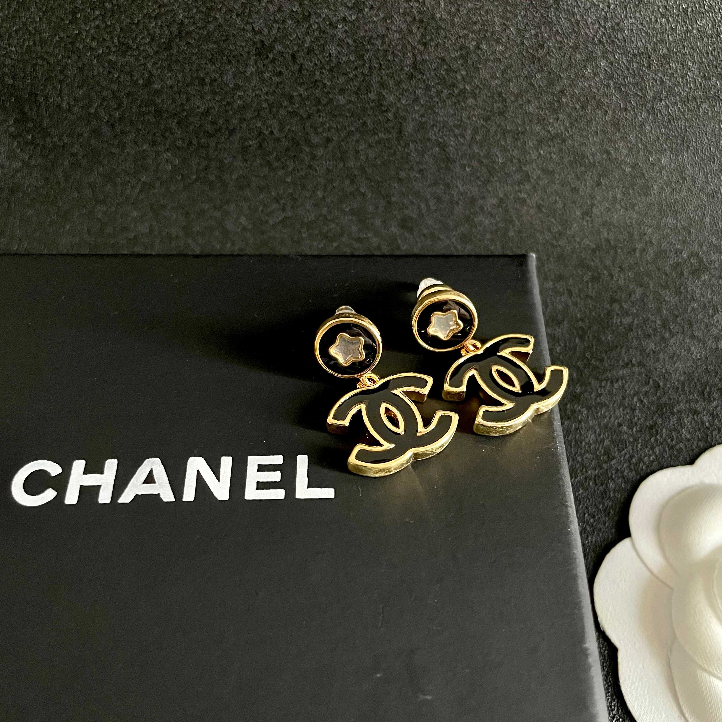 Chanel香奈儿 中古 耳钉👀小香家的款式真心无需多介绍😘🎶每一款都超好看，精致大方，非常显气质
