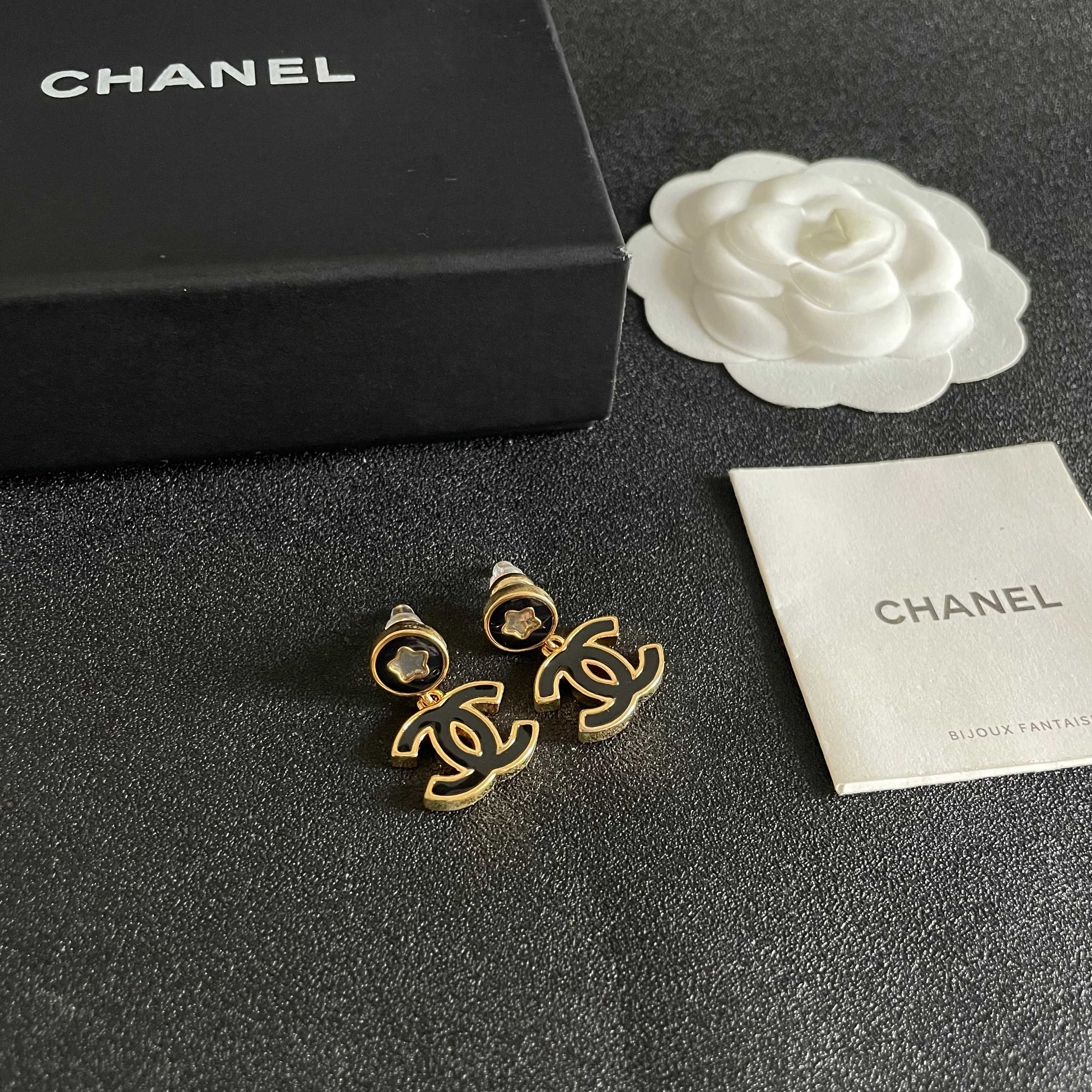 Chanel香奈儿 中古 耳钉👀小香家的款式真心无需多介绍😘🎶每一款都超好看，精致大方，非常显气质