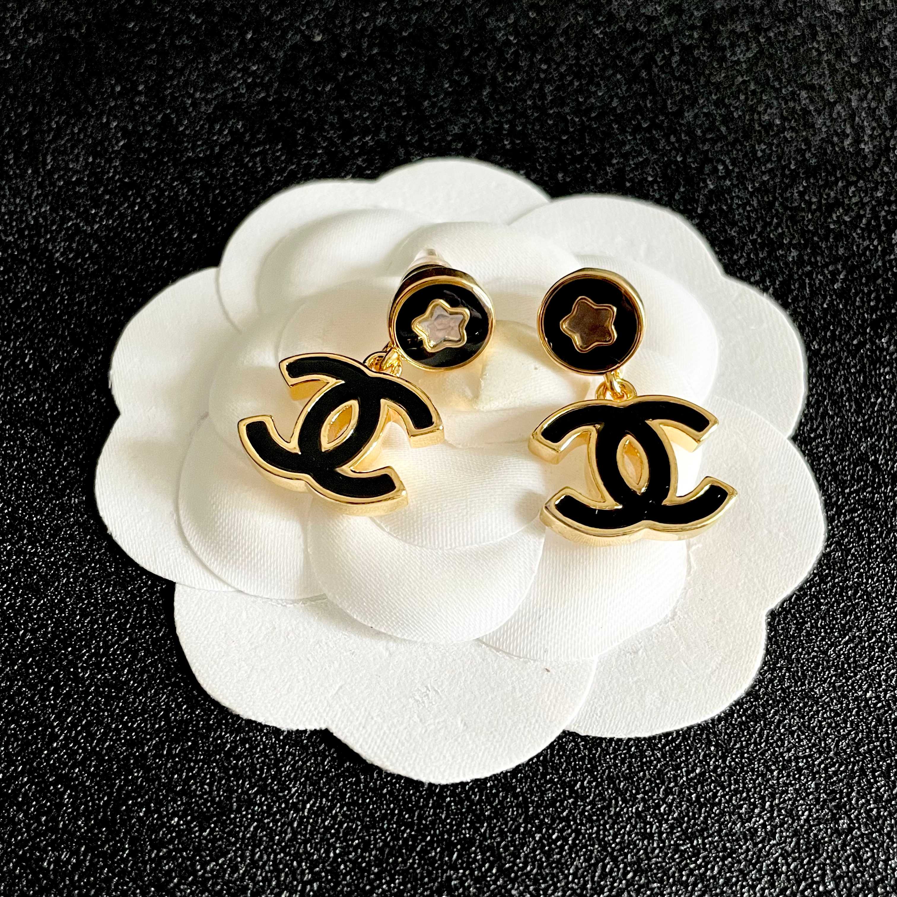 Chanel香奈儿 中古 耳钉👀小香家的款式真心无需多介绍😘🎶每一款都超好看，精致大方，非常显气质